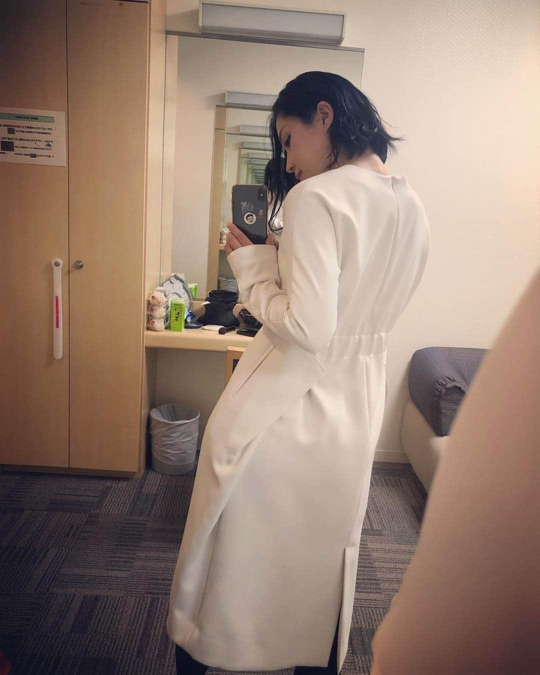 犬山紙子さんのインスタグラム写真 - (犬山紙子Instagram)「真っ白ワンピおろした！ これ後ろ姿がかわええの。 8時からスッキリよろしくでーす」4月12日 7時32分 - inuyamakamiko