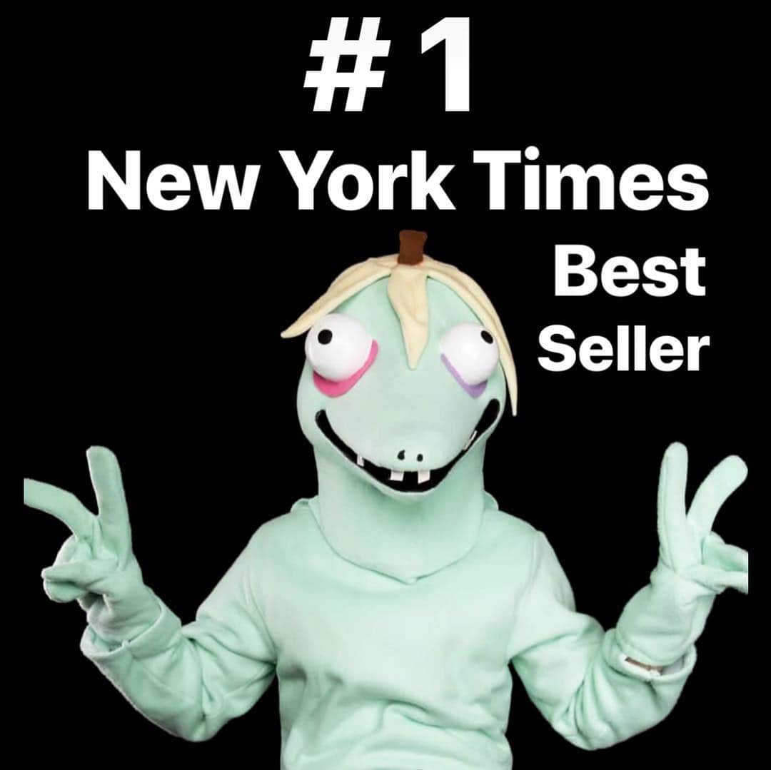マシュー・グレイ・ギュブラーさんのインスタグラム写真 - (マシュー・グレイ・ギュブラーInstagram)「holy green guacamole! you guys have made #RumpleButtercup #1 on the @nytimes best seller list. Rumple and I are SO overjoyed that we get to share his story with so many new friends. (imaginary and non-imaginary). THANK YOUUU! 💚💚💚」4月12日 7時33分 - gublergram