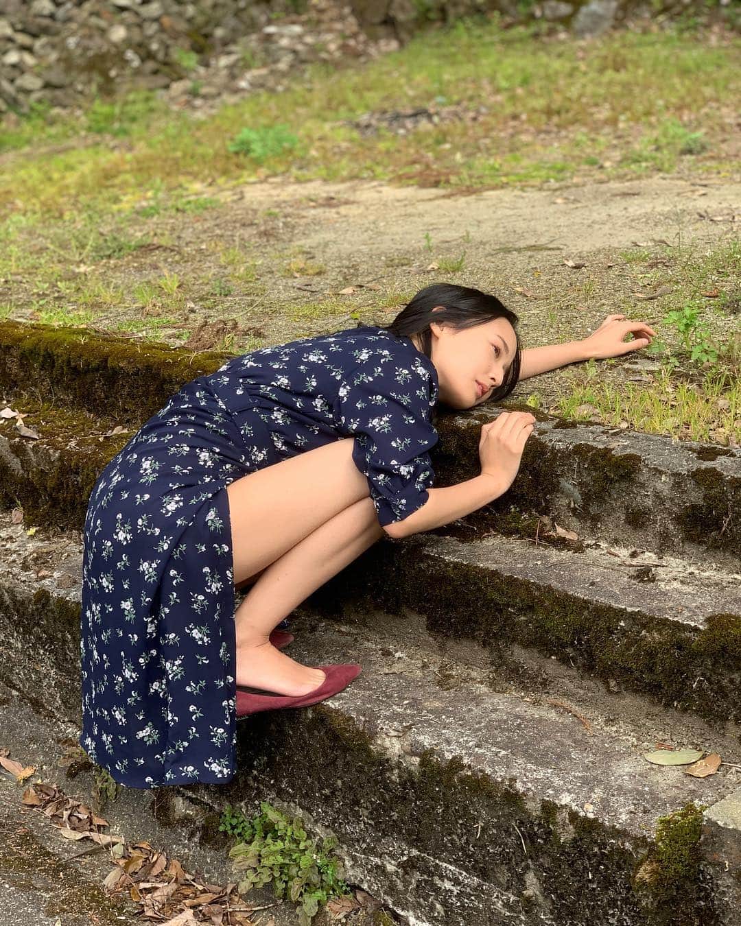 高嶋香帆のインスタグラム：「お姉さん、道端で何してるのー？ って感じだけど、これも撮影の一コマ📸 . 本日も素敵な一日を💕 . #followme #asiangirls #japan #japanesegirl #japantrip #グラビアアイドル」