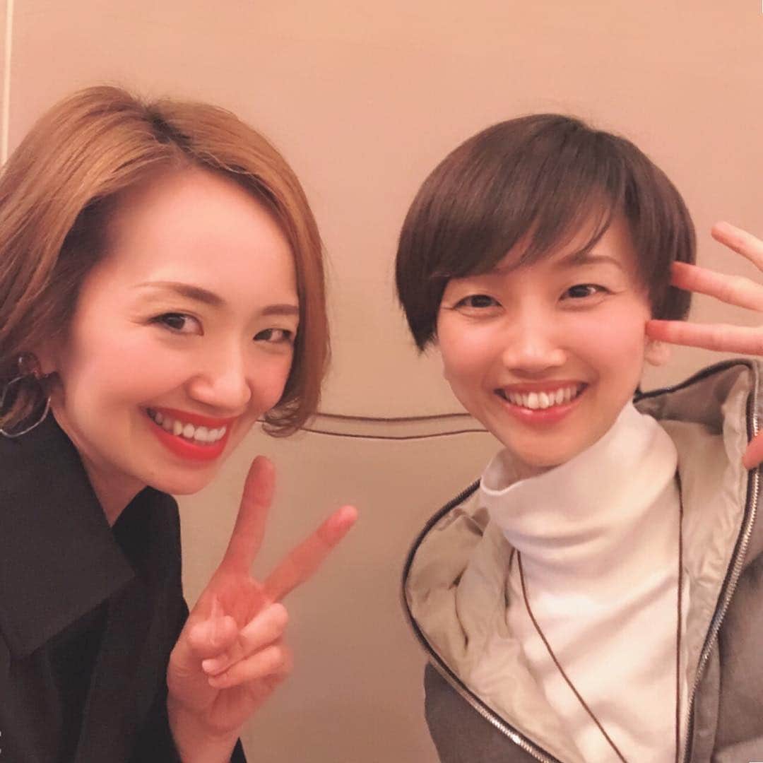 貴千碧のインスタグラム：「皆様おはようございます🌞 昨日も充実した1日でした😍  #すーさん #憧花ゆりの さんと#再会 致しました👏✨ すーさんには小さい小さい頃から本当にお世話になりました。いろいろな事を教えて頂きました。 そして色々な自分を見せてこれた上級生の中のお一人です。 やはりお会いするとなんというか…恩師と話しているような…親戚のお姉さんと話しているような…なんとも不思議な感覚は変わらずで。 やめてからのお話、今のお互いのお話、そしてちょろっと現役で頑張っている子たちのお話☺️ 本当にいろいろな事を考えてらっしゃり、大阪芸大に進まれたすーさん。Instagramを見た時の衝撃は計り知れず。どこまでも凄いんだ！！すーさん‼️‼️ 「神様は乗り越えられへん試練は与えへんで。だからまんちゃんもその役出来るねん。」 新公時代、ゴボウのように弱々しく色んな意味で頼りなかった私にすーさんがかけてくださった言葉。それは今でも私の底辺を支えている土台の１つであることに変わりはありません。  そしてお昼にはたまさん(#天羽珠紀 さん)の#鍼灸院 へ#スポーツアロマ を受けに行ってきました✨ やっと行けたー😆たまさんに施術して頂く…なんとも贅沢な時間です。たまさんは物事を「俯瞰」してとらえることのできる素晴らしい上級生さんです。施術して頂きながら本当に色々なお話をしました。 ワクワクとトキメキと学びと発見が沢山詰まっているたまさんの人生。本当に尊敬します。 たまさん、例の事計画立てましょうねー😆✨✨ 素晴らしい上級生の方お二人にお会いして、充実した贅沢な1日に心から感謝しました☺️👏✨ たまさん、すーさん、本当にありがとうございました💕  run out of time as all ways.」