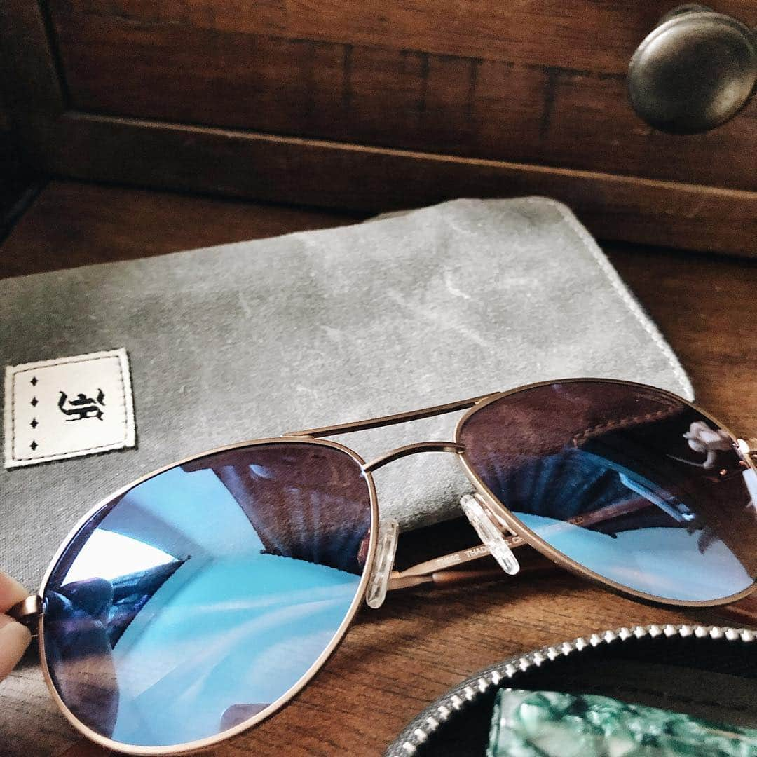 Catharine Mi-Sookさんのインスタグラム写真 - (Catharine Mi-SookInstagram)「Day trip inspiration board, Mod style. The checklist thus far: . . -Portable JBL speaker, ✔️ -Mobile @moment lenses, ✔️ -Harmonica, ✔️ -Aviator @randolph.usa sunnies, ✔️ -Flower Crown, ✔️ -The Curiously Strong Mints, ✔️ -Smooch Lip Balm @rootsandcrownspdx, ✔️ -Glasses Case @franklinchristoph ✔️ -Plastic army men & dinos, ✔️ -Watercolors @greenleafblue, ✔️ -Mod 5 Case @thisisground, ✔️ -Playlist on iPhone set, ✔️ -Snacks, 🔜 to be acquired at gas stations . . What do you like to take on road trips? Anyone? Anyone? Ferris. Bueller... . . #roadtripessentials #roadwarrior #travelprep #thisisground #tigmod #franklinchristoph #fountainpens #jblspeaker #jblaudio #momentgear #momentlens #stationerylover #stationery #whatsinmybag #flatlaystyle #flatlays #flatlaylove #thingsorganizedneatly #onmydesk #abmhappylife #loveforanalogue #journallove #greenleafblueberry #gatheredstyle #bujosupplies #toolsofthetrade #creativespace」4月12日 7時41分 - catharinemisook