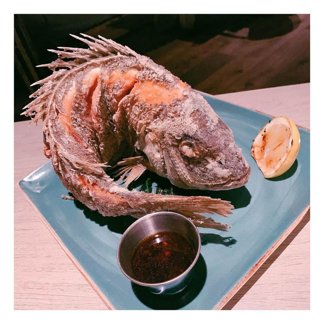 平野綾さんのインスタグラム写真 - (平野綾Instagram)「深海魚のような魚が出てきました笑。﻿ ﻿ インパクト笑笑💦﻿ ﻿ ﻿ ﻿ 友達オススメのアヒピザがめっっっちゃ美味しかった♪(´ε｀ )💕﻿ ﻿ ﻿ ﻿ Herringbone Waikiki﻿ 2330 Kalakaua Ave, Honolulu, HI 96815﻿ (808) 797-2435﻿ https://goo.gl/maps/oTAcFseSNQF2﻿ ﻿ ﻿ #herringbonewaikiki #waikiki ﻿ #honolulu #hawaii﻿ #ahi #ahipizza  #ayahirano #平野綾﻿」4月12日 7時44分 - a_ya.hirano