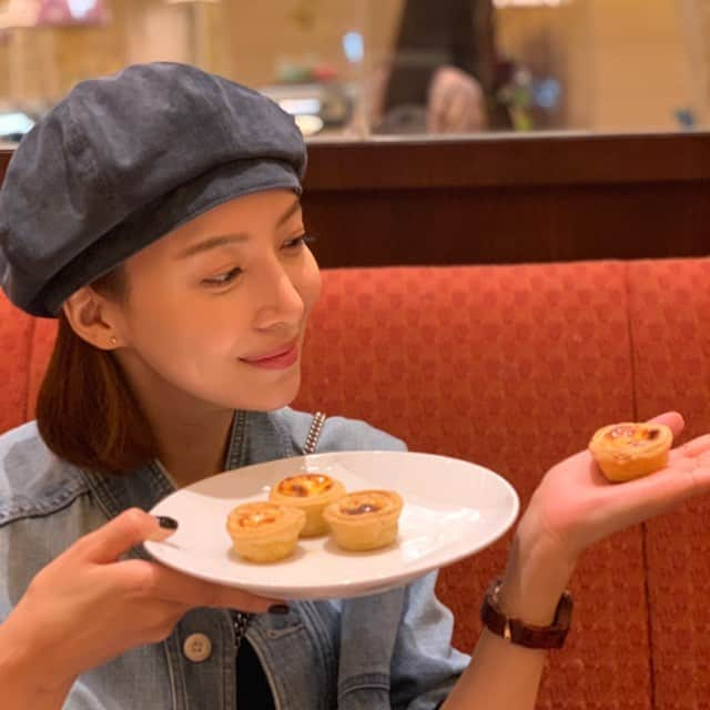 ユン・セアさんのインスタグラム写真 - (ユン・セアInstagram)「#mini#eggtart#구여워서#우찌#한입에쏙쏙#꿀떡#사알살😋#세상#다알달😋😋😋」4月12日 7時58分 - loveyoonsea