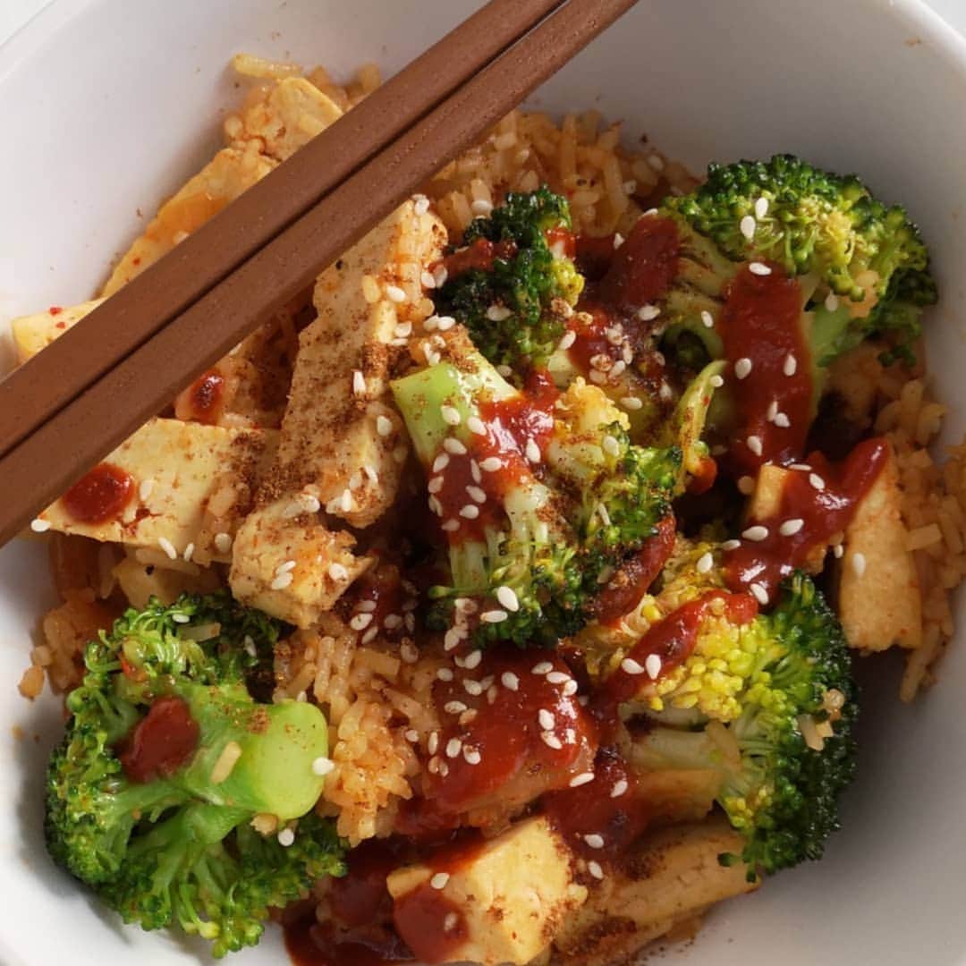 マーヴィン・トランさんのインスタグラム写真 - (マーヴィン・トランInstagram)「Tofu Kimchi Fried Rice. ___ Step 1 - cut and paste board photo. (Garlic, ginger, onion, broccoli, firm tofu, gochujang hot sauce, coconut nectar, kim chi, day-old rice.) ___ Step 2 - let me wok you through the cooking. - coconut oil, 1/2 garlic/ginger, tofu. Set aside and mix in kim chi. - coconut oil, rest of garlic/ginger, onions, broccoli. After.... Typing became too much effort. Maybe I'll make a video, I was never good at showing my work. Sorry. ___ Step 3 - Instagram or it didn't exist. - take a photo or outsource the job. ___ You may have noticed that this is #vegan. It's not that hard to eat vegan once in a while and it doesn't turn you from an omnivore to a herbivore. Throw an egg in and it'll be #vegetarian. Throw in some #bacon and it'll be good too. Eat it however you want, just keep it balanced and be responsible about it.」4月12日 8時00分 - skate_moivo