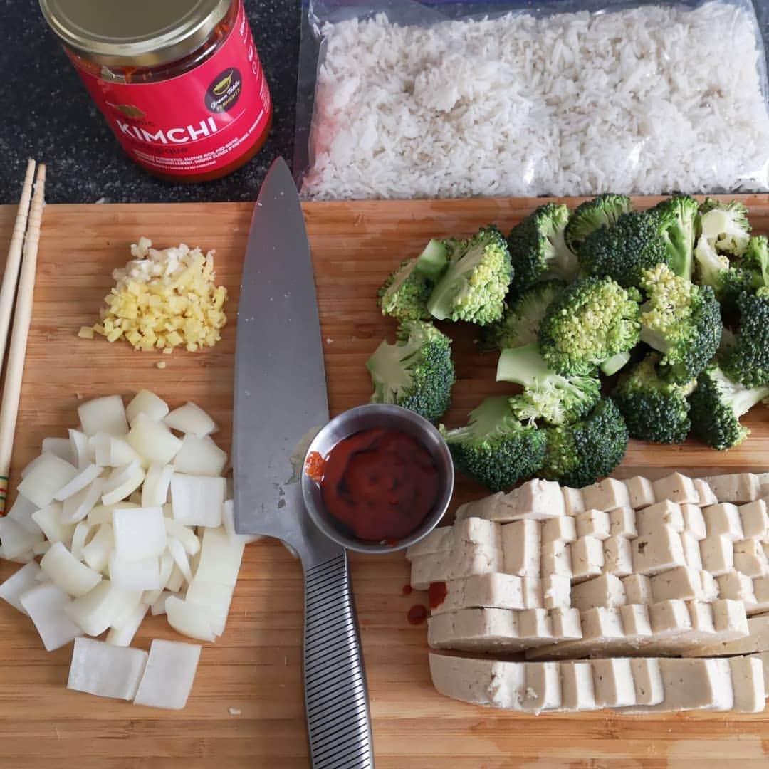 マーヴィン・トランのインスタグラム：「Tofu Kimchi Fried Rice. ___ Step 1 - cut and paste board photo. (Garlic, ginger, onion, broccoli, firm tofu, gochujang hot sauce, coconut nectar, kim chi, day-old rice.) ___ Step 2 - let me wok you through the cooking. - coconut oil, 1/2 garlic/ginger, tofu. Set aside and mix in kim chi. - coconut oil, rest of garlic/ginger, onions, broccoli. After.... Typing became too much effort. Maybe I'll make a video, I was never good at showing my work. Sorry. ___ Step 3 - Instagram or it didn't exist. - take a photo or outsource the job. ___ You may have noticed that this is #vegan. It's not that hard to eat vegan once in a while and it doesn't turn you from an omnivore to a herbivore. Throw an egg in and it'll be #vegetarian. Throw in some #bacon and it'll be good too. Eat it however you want, just keep it balanced and be responsible about it.」