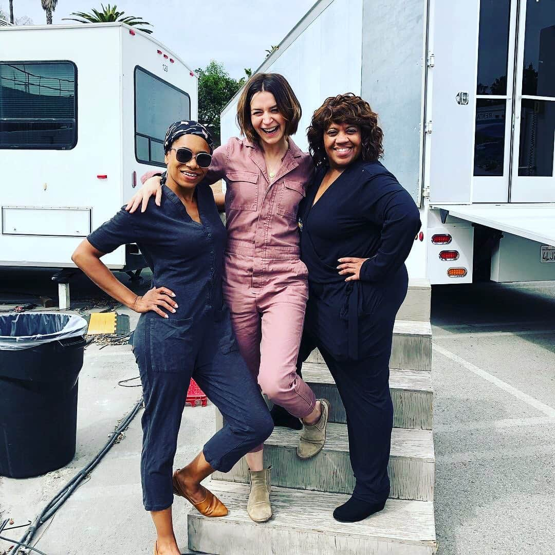 Kelly McCrearyさんのインスタグラム写真 - (Kelly McCrearyInstagram)「It looks like #ChandraWilson and I decided to dress ourselves like @caterinascorsone in honor of the Amelia-centric @greysabc episode airing tonight, but this was a purely magical coincidence. Happy #GreysDay!!」4月12日 8時06分 - seekellymccreary