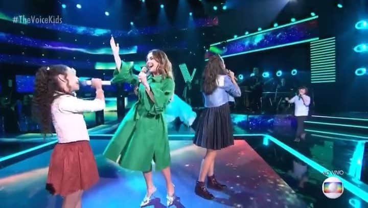 Claudia Leitteのインスタグラム：「Sigo emocionada com esse musical lindo, que merece um cadinho de #TBT, com esses artistas sensacionais! @malu_casanova e @pedromiranda.oficial, minhas paixões eternas, seguem em meu coração e na torcida. Domingo é a final do #TheVoiceKids e @luizabarbosa.oficial é a representante do #TimeClaudia. Luiza é amor, Luiza é talento, Luiza é voz, é emoção! Tudo o que o nosso time sempre foi. Então, no domingo, vamos votar muuuito nessa princesa, combinado?! ♥️♥️♥️♥️」