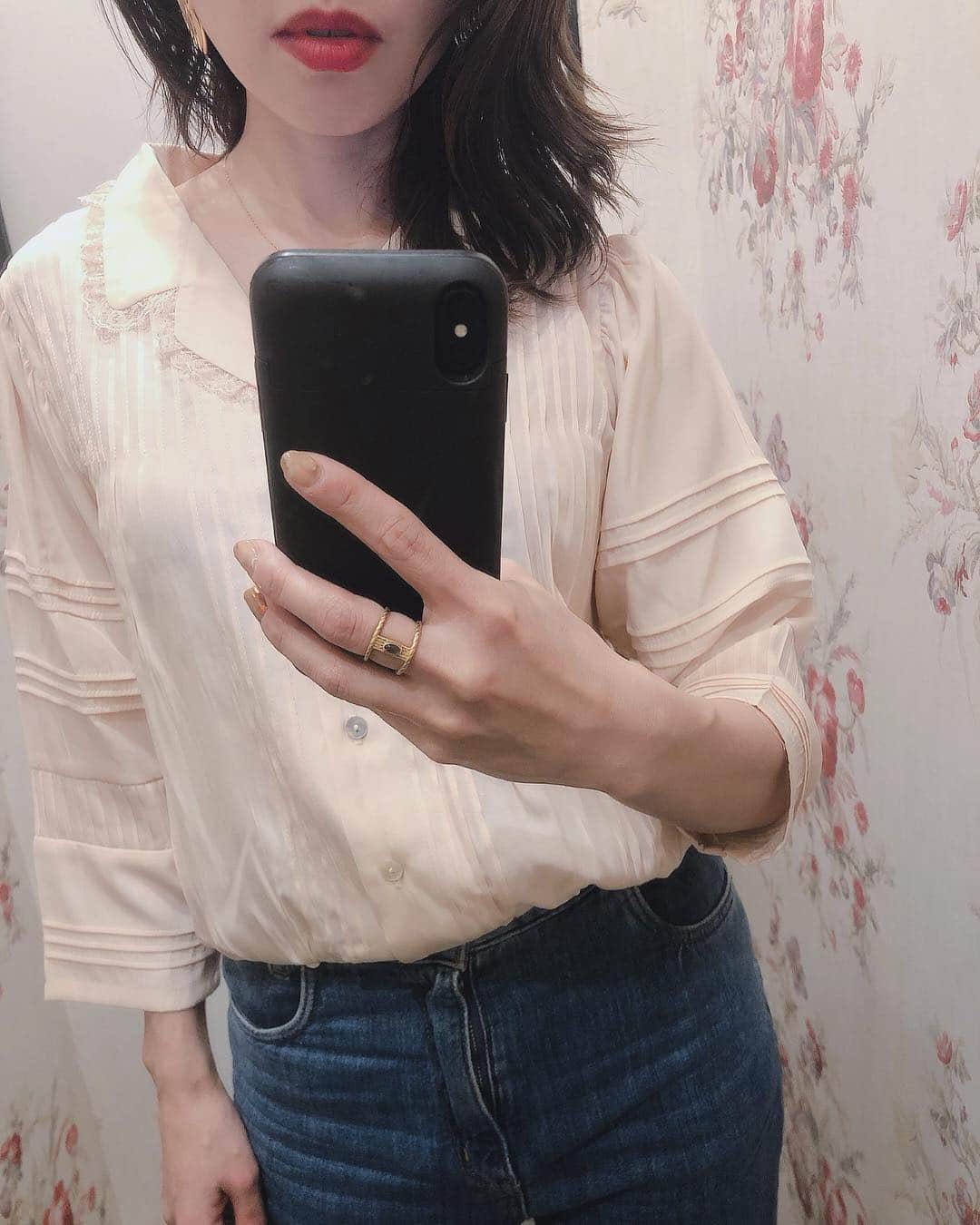 のインスタグラム：「春夏の服が好き♡ 昨日買ったブラウスは細かいタックや繊細なレースがヴィンテージライクで可愛いです💕 pintac blouse ¥12,000  @honeymihoney_official  #HONEYMIHONEY」