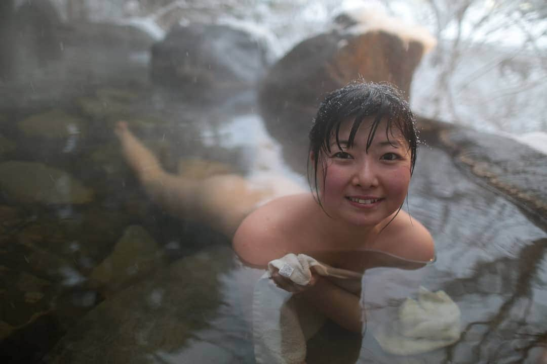 しずかちゃんさんのインスタグラム写真 - (しずかちゃんInstagram)「おはよう♪ ・ 4月に入ったのにこんなに寒い日が続くなんて… ・ 雪と桜のコラボを見た人もいるんじゃないかなぁ ・ #栃木県#塩原温泉郷#東や#タオル１枚#mixbath#混浴#しずかちゃん#温泉モデル#温泉めぐり#入浴#naked#hotsprings#girls#japanese#bath#bathing#japanesegirls#asiangirls#japanesebeauty#混浴露天風呂#撮影#travel#asiannude#笑顔#smile#asianbeauty#japanesenude#旅行#trip#nude」4月12日 8時22分 - ch.shizuka