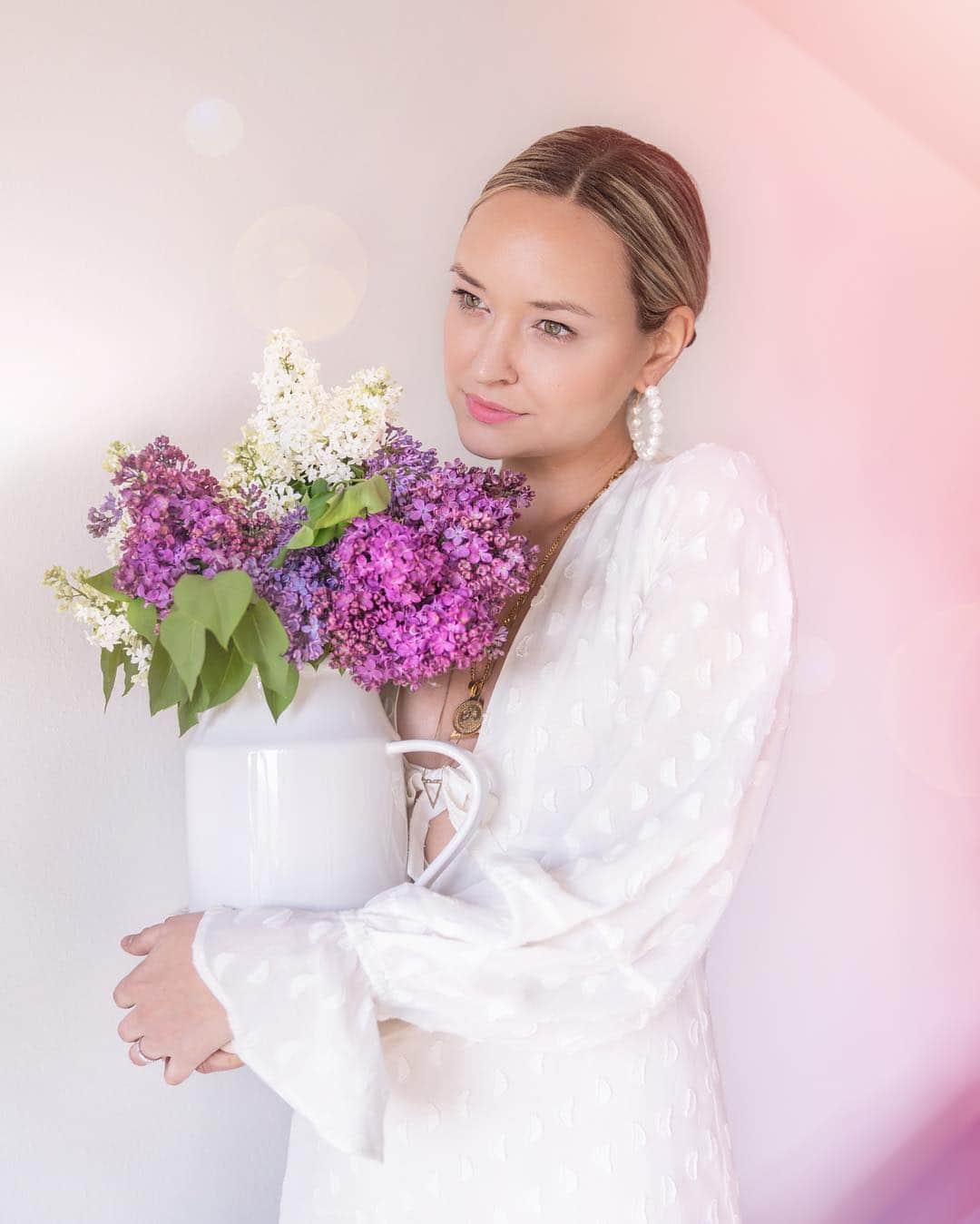 リズ・チェルカソワのインスタグラム：「Oh you know just casually hugging some flowers...」