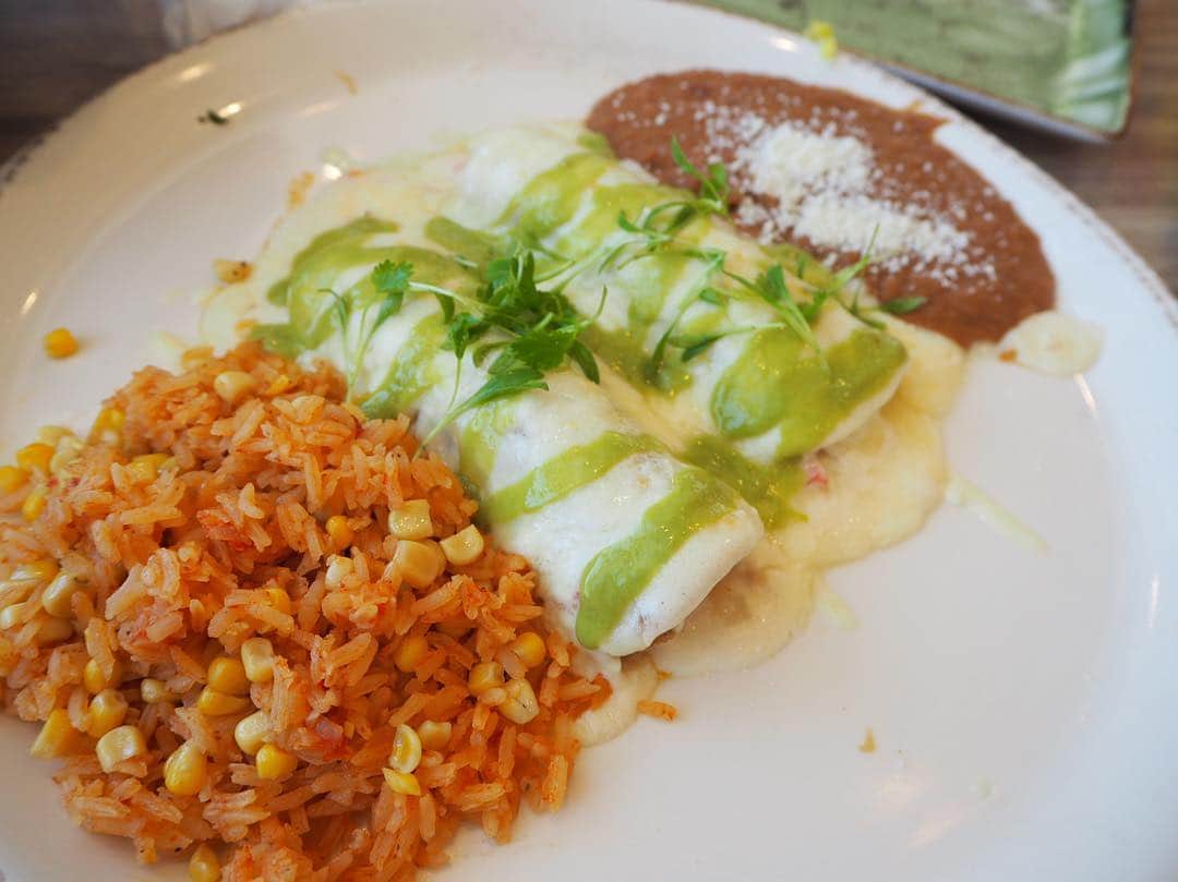 香山ひとみさんのインスタグラム写真 - (香山ひとみInstagram)「#アメリカ生活国内旅行編 San Diego . サンディエゴは食事もとても美味しかったです。 メキシコと隣接したサンディエゴはメキシコ料理が盛ん。 特に、パシフィックエリアにあるPuebloで食べたシーフードのエンチラーダは、ほんっっっとうに絶品。心に残る一品でした。 . 半分に割ると、まずごろっとエビがお出迎え。 取り分ける際、持ち上げただけで魚介のいい香りが〜😂 . 一口で、シーフードの旨味がくちいっっぱいに。エビはもちろん、イカやタコの食感も素晴らしく😭 ずっと噛んでいたい😭😭 それに加えて、包んでいるトルティーヤ！ 薄すぎず厚すぎず、シーフードの旨味を吸ってもなお、モチモチ感が残っていて美味しい。コーンの甘みもしっかり出ていて、シーフードに負けずに風味として活きていました。 味付けも上品で、 コース料理のメインの魚料理のような、 一口一口丁寧に食べたくなるメキシカン。 . あぁー本当に、美味しかった🤣🤣🤣 . あと、このサンディエゴの気候がメキシカンをより美味しく食べさせてくれるんだろうなぁと✨ 強い日差しとカラッとした暑さは、 ほんのりスパイシーでサッパリとしたメキシカンがよく合う。 ほかほかの白米は大好きだけど、ここでは食べたいとそんなに思わない。 食文化って、そういうことなんだなぁ、と なんだかしみじみ感じていました😂✨ . . #サンディエゴ  #サンディエゴランチ #プエブロ #エンチラーダ #SanDiego #SanDiegolunch #Pueblo #enchilada . #海外生活 #アメリカ生活 #サンディエゴ旅行 #americalife #Californialife #SanDiegotrip」4月12日 8時21分 - hitomi.k24