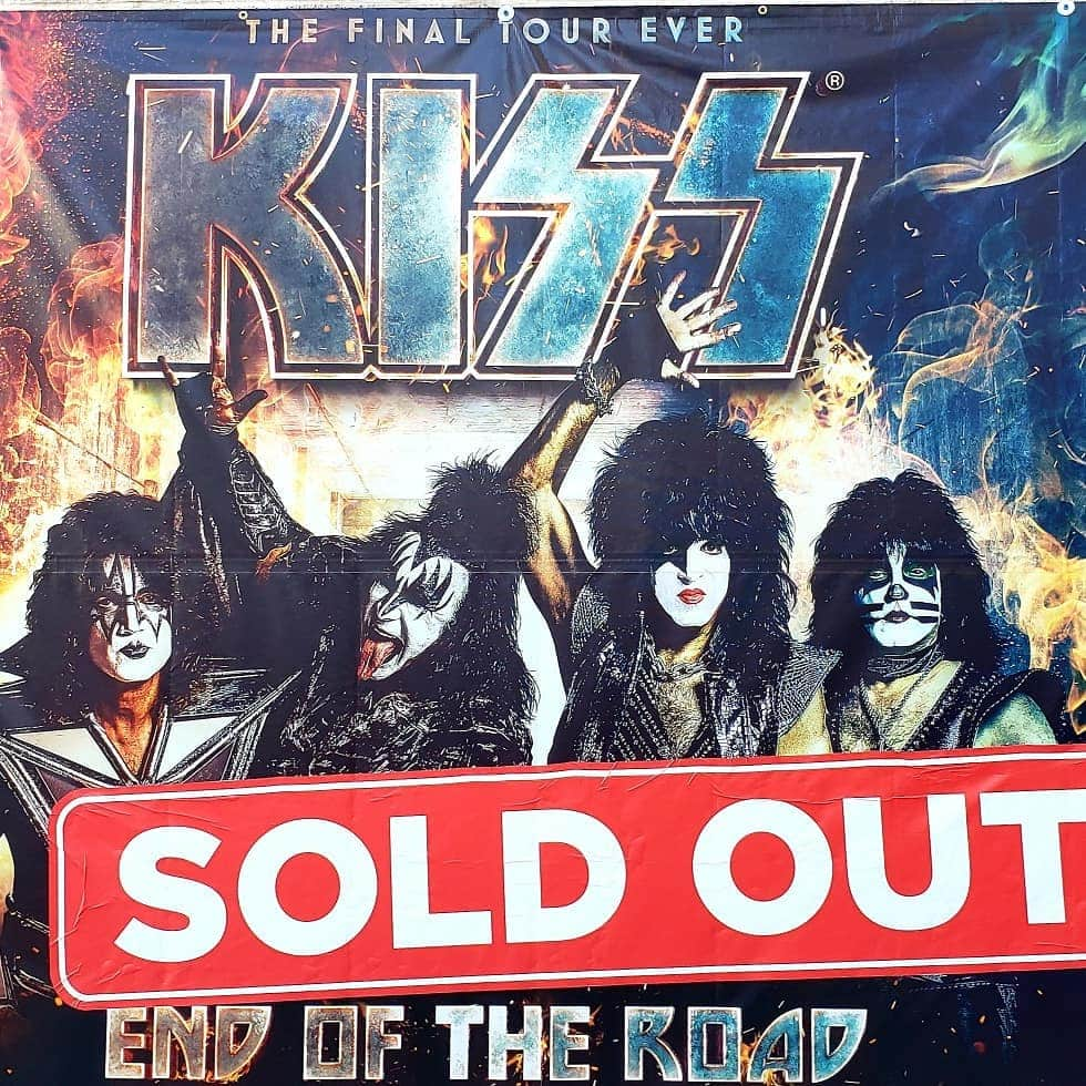 KISSさんのインスタグラム写真 - (KISSInstagram)「Backstage at @amaliearena #Tampa #SoldOut #EndOfTheRoad World Tour」4月12日 8時21分 - kissonline