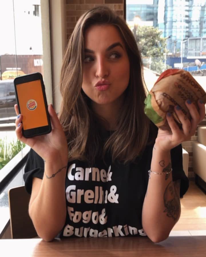 Bruna Unzuetaのインスタグラム：「HAMBÚRGUER? Queroooooo! 🍔Vocês já ouviram falar do App do Burger King Brasil? Além de ofertas exclusivas, cupons de desconto, você ainda pode encontrar as novidades do BK em primeira mão. Sem falar no BK Express, que agiliza seu pedido em qualquer loja do Brasil - você paga seu lanche pelo App e retira na loja que você escolher.  Baixem e aproveitem!!!👑😜🍔 @burgerkingbrasil」