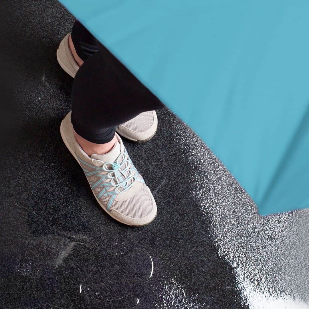ダンスコのインスタグラム：「Comfort prevails, rain or shine. Tap to shop. . . . #dansko #danskos #danskostyle #justyourfavorites #instashoes #clogs #shoes #instalove #newshoes #shoelover #comfort #shoelove #instagood #newstyle #instalove #shop #onlineshop #onlineshopping #fashion #sneakers」