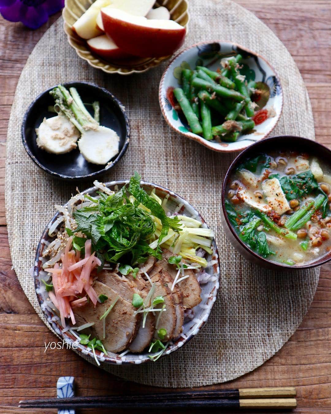 草間淑江さんのインスタグラム写真 - (草間淑江Instagram)「おはようございます！ 4月12日の朝は、チャーシュー丼、インゲンの鰹節和え、蕪のぬか漬け、なめこほうれん草お揚げのお味噌汁、リンゴ🍎 福島屋さんのチャーシューを使って簡単丼。 付け合わせに黄ニラを炒めたものと、さっと湯がいてごま油と塩少々で味付けしたもやし、紫蘇、紅生姜を。 お肉だけだと肉肉しくなるので野菜を合わせるところが淑江流♫ ご飯は羽田甚商店の雑穀をいれて🍚 バランスいい配合で美味しいー😆👌 今朝もしっかりいただきました。 ご馳走様でした。 さて、今朝も寒〜い。 １１度予報の東京です。 暖かい格好でお出かけください。 皆様が素敵な1日になりますように❤️ #朝食#朝ごはん#福島屋#チャーシュー#チャーシュー丼#付け合わせ#野菜たっぷり#淑江流#羽田甚商店#雑穀#キレイの源#具沢山の味噌汁#素敵な金曜日を」4月12日 8時23分 - yoshie_kusama