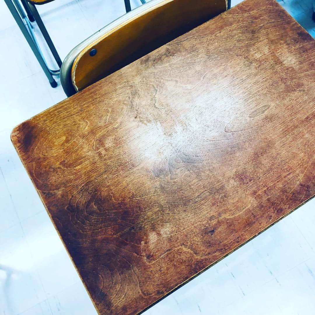 中野敬久さんのインスタグラム写真 - (中野敬久Instagram)「#desk #school #highschool #chair #教室 #学校」4月12日 8時23分 - hirohisanakano