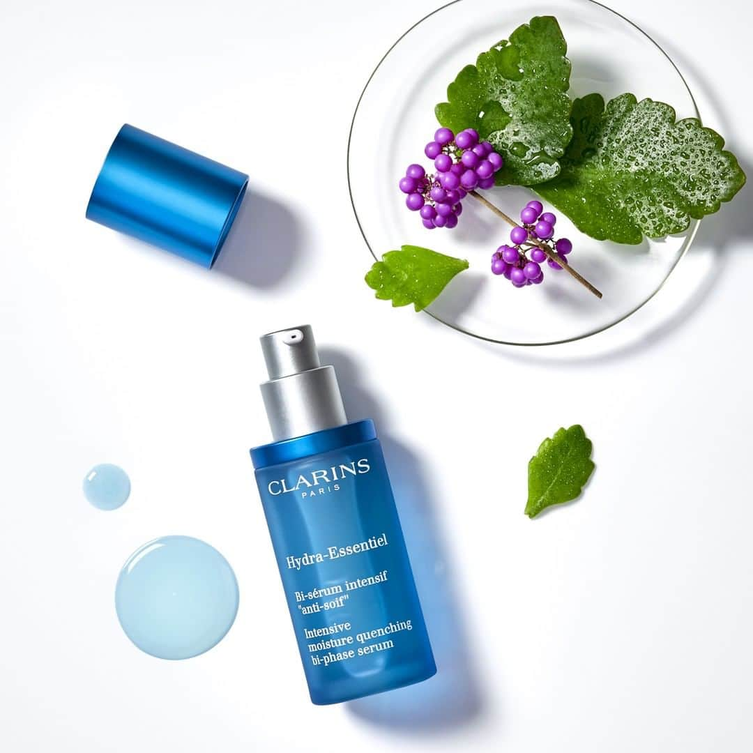 CLARINSさんのインスタグラム写真 - (CLARINSInstagram)「When in doubt, HYDRATE! Hydra-Essentiel Bi-Phase Serum brings thirsty skin back to life with two ✨ magical ✨ ingredients: 🌿Leaf of Life helps naturally boost your skin's hydration, so you always feel quenched 🌟Beautyberry restores radiance to skin for a can't-miss glow」4月12日 8時25分 - clarinsusa