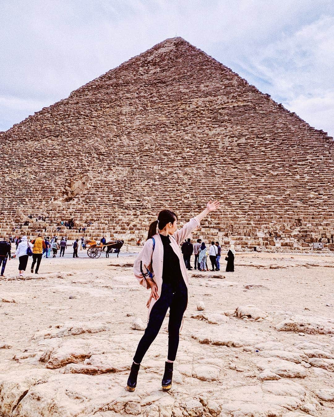 松林裕香さんのインスタグラム写真 - (松林裕香Instagram)「ギザの三大ピラミッドの中でも特に有名なクフ王のピラミッド。 . ピラミッドを見ながらMariottoで手配してもらったらエジプト人ガイドさんに歴史の話を聞いてたら突然、バーって涙が出てきた。 『紀元前約2500年も前に造られたピラミッドを今私は目の前で見ているんだ』 というなんとも言えない感覚。 もともと歴史あるものに圧倒的な魅力を感じる人間だから、 ついに、、エジプトかぁ、、、と思うと 感極まっちゃったんだろうな私。 . #yukajourneyy#旅#海外旅行#旅#女子旅#エジプト#カイロ#Egypt#Cairo#ピラミッド#Pyramid#絶景#秘境#平成旅#ブッキングドットコム#タビジョ」4月12日 8時26分 - yukapiano_
