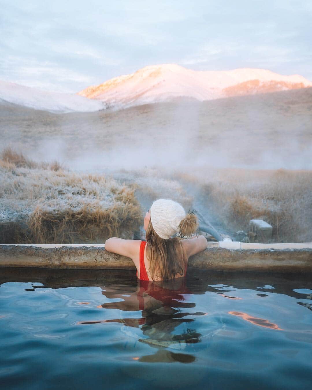 Visit The USAさんのインスタグラム写真 - (Visit The USAInstagram)「Find your bliss. Soak in Oregon's wild beauty at one of the state's many hidden hot springs. #VisitTheUSA 📸@reneeroaming」4月12日 8時28分 - visittheusa
