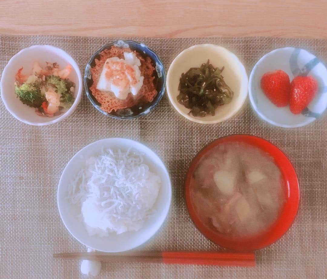 山本愛子さんのインスタグラム写真 - (山本愛子Instagram)「朝ごはん(◍′◡‵◍) 今日もちょっと寒そうだなあ〜💦 皐月賞の天気予報も気になるね。  #おうちごはん #朝ごはん #ブロッコリーとエビのバター醤油炒め #ささみチーズ焼き #ピーマンの塩昆布炒め  #なめことネギの味噌汁 #しらすご飯 #昨日の残り物」4月12日 8時34分 - aikoyade1219