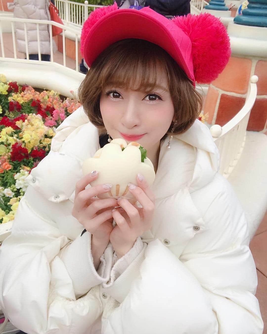 のインスタグラム：「🍔👋🏻🍔👋🏻💐🍔👋🏻🍔👋🏻💐 * チキンとたまごのがサンドされたパオ ( ᐛ👐) ふわふわで美味しかった💗💗 #トゥーンタウン のカフェに売ってるよ😋 * * * #ディズニー#ディズニーランド#ディズニーイースター#イースターディズニー#Disneyland#TDL#tokyodisneyland#ディズニーフード#サンドイッチ#ミッキーグローブ#パオ」