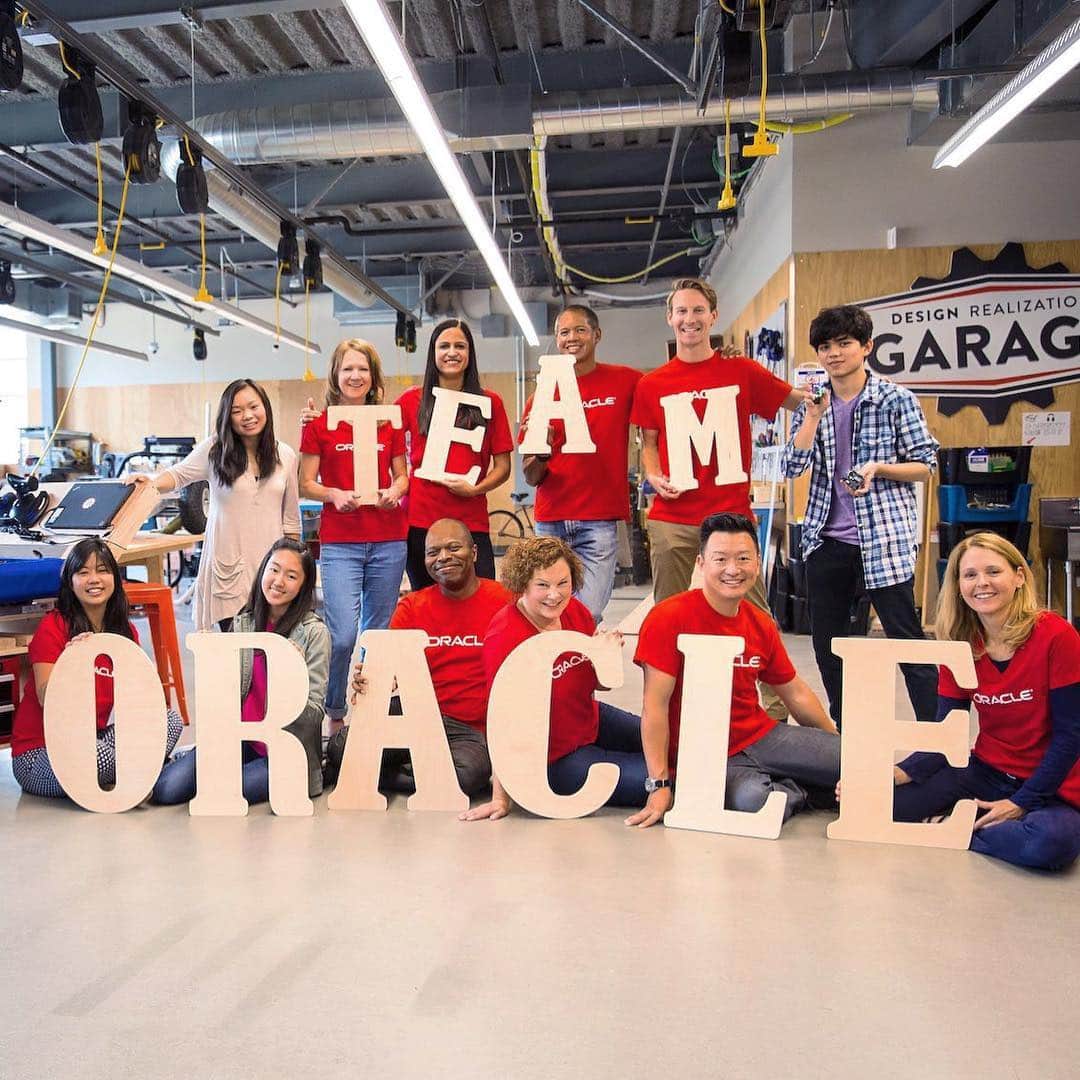 Oracle Corp. （オラクル）さんのインスタグラム写真 - (Oracle Corp. （オラクル）Instagram)「Proud of our Oracle family!❤️ Here at Oracle, we’re applying the same level of commitment, rigor, and sincerity to changing lives as we do to building cutting-edge technology for our customers. From our work in advancing education🎓, to protecting the environment🌱, to strengthening communities globally🌎, we’re leading by example to be intentional and thoughtful about the value we generate as a company. Read our latest Oracle Corporate Citizenship Report to see how we are leveraging our greatest assets—our technology and our people—to change lives around the world🌟Link in bio. #ProudtobeOracle」4月12日 8時38分 - oracle