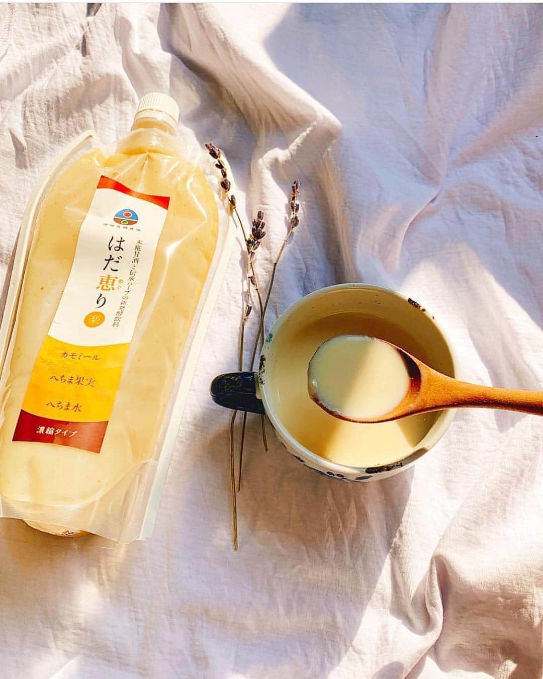 池田莉子さんのインスタグラム写真 - (池田莉子Instagram)「ハーブ甘酒🌿﻿ ﻿ 先月開催された @vio_organic で見つけた﻿ ラベンダー、カモミール、ハトムギ、ヘチマ水が﻿ 入っている甘酒 ♪﻿ 豆乳で割って飲むのが美味しくて止まらず…﻿ すぐなくなっちゃいました😚✨﻿ ﻿ また買ってみたいな！！﻿ 最近は寒かったのでホットで飲んでいます。﻿ これからの季節は薬膳的に、香りの良いものを﻿ とりいれて自律神経を整えた方がいいので﻿ ハーブ入りはおすすめです💕﻿ ﻿ ﻿ #viomarche #amazake #herb #moaning﻿ #ハーブ #ハーブ甘酒 #ホット甘酒 #ハトムギ ﻿ #はだ恵り #neonatural #vioマルシェ #豆乳甘酒」4月12日 8時50分 - ricoikeda