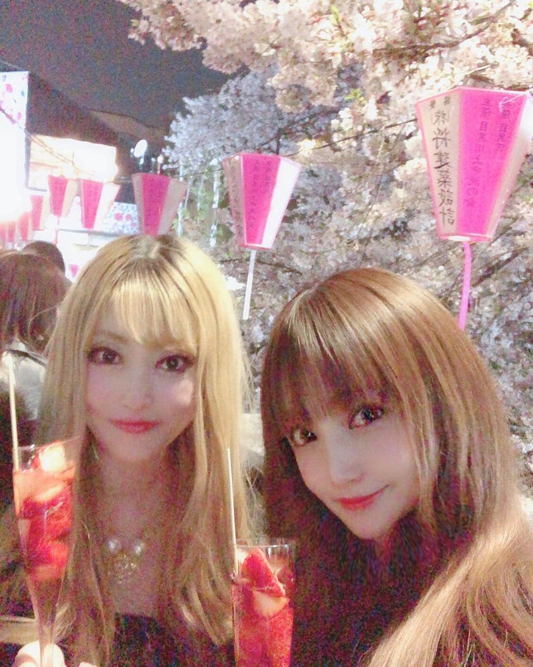 宇佐美あいりさんのインスタグラム写真 - (宇佐美あいりInstagram)「#おはよう さぎ🐰💓今年も夜桜見に目黒川🌸行ってきた🥰桜🌸キレイだったぁ✨行くのギリギリでライト消えちゃったけど😂w大好きないちご入りシャンパン🥂🍓飲んで親友のなっちゃんとラブラブデート👭💓2人では初お花見🌸るん♬  #親友#友達#女子会#date#お花見デート#お花見#桜#夜桜#お花#キレイ#ライト#消えてしまった#春#暖かい#天気良い#苺#苺入り#いちごシャンパン#シャンパン#お酒#champagne#おいしい#Japanesgirl#中目黒#目黒川#桜並木#followme」4月12日 8時51分 - airi.usami_official