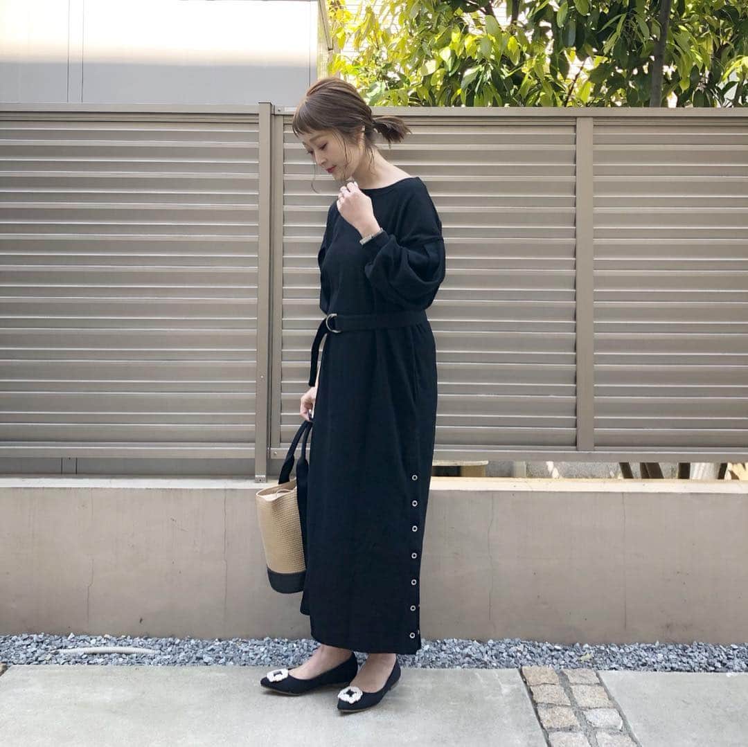 Kikuno Sayumiさんのインスタグラム写真 - (Kikuno SayumiInstagram)「〻monotone〻 ・ ・ ・ #親子リンクコーデ 𓂃 ・ 黒のワッフルで合わせて靴もおそろい♡♡ ・ 私は @naturalcouture_official のスナップボタンワンピ𓍯 ・ これはサイドのスナップを外すとスリットになってる。袖もパフんってなってて可愛い◎ ・ バッグは @boscoimport_official のもの。 ・ イタリア製のハンドメイドですごく仕立てが良い！ ・ たくさん入ってスマホポケットとかも付いてて便利◎ ・ コーデも何にでも合いそう👌 ・ bag➠https://item.rakuten.co.jp/boscoimport/1620966/ ・ ・ ・ 👩 onepiece▶︎ @naturalcouture_official bag▶ @boscoimport_official shoes▶ @outletshoes_official ・ ・ 👧 tops▶ @globalwork_official bottoms▶ @gu_global shoes▶ @outletshoes_official ・ ・ ・ #fashion #オン眉#大人可愛い#春コーデ#シンプルコーデ #158cmコーデ #패션스타그램#옷스타그램#오오티디#春服#マタニティコーデ#ぷんにー#ママリ#ママリファッション#妊娠6ヶ月#mamagirl #ナチュラルクチュール#リンクコーデ#boscoimport#あおちゃんコーデ」4月12日 8時52分 - sayumikikuno