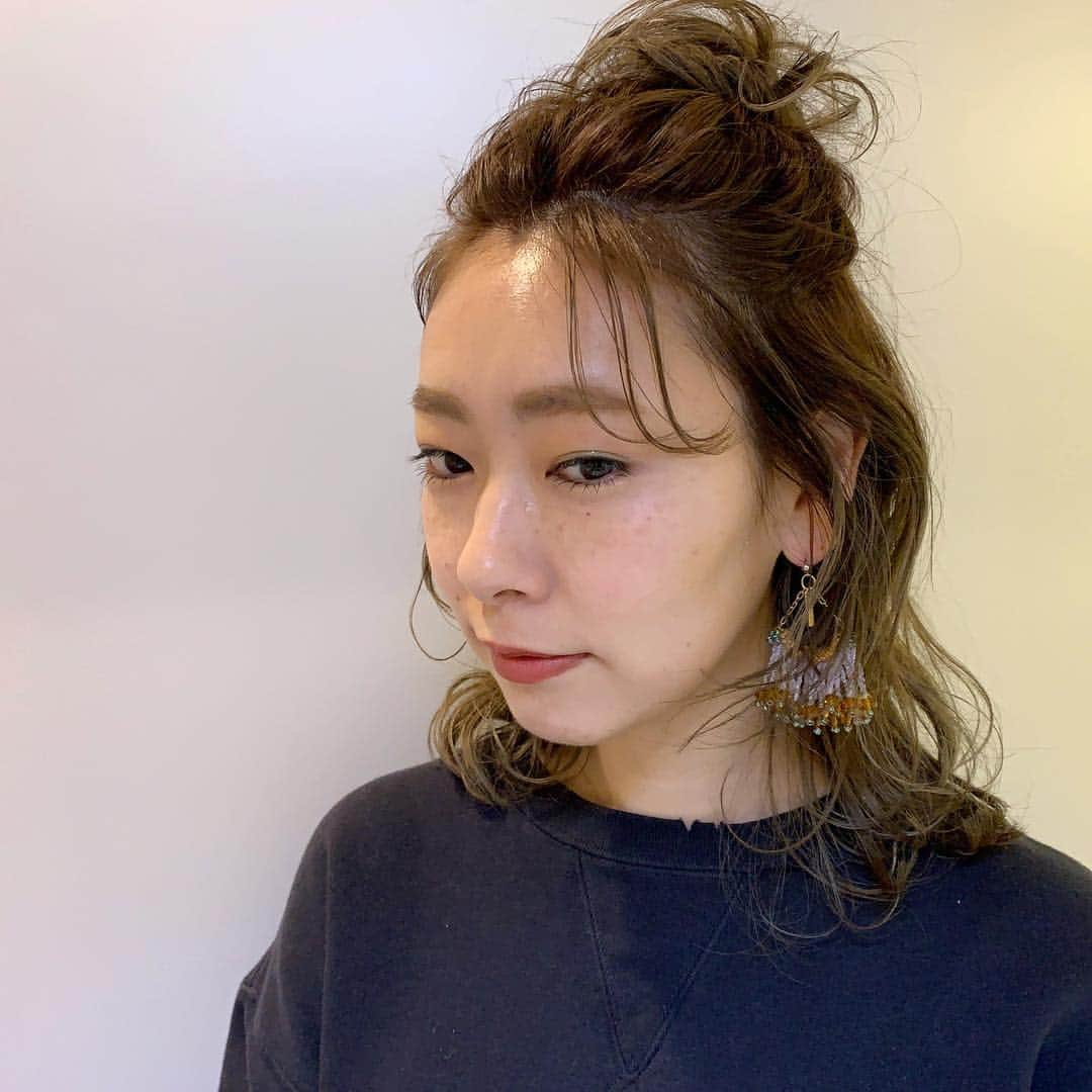 YU-U（工藤由布）さんのインスタグラム写真 - (YU-U（工藤由布）Instagram)「2019,04,12のアレンジ ハーフゆるくしゃ団子☻ 26mmコテ✔︎バーム仕上げ🙌🏻伸ばしかけの前髪は片側だけチョロっと🌀 ピアス… @rem.factory ・・・ #ヘアアレンジ #uアレンジ #ボブアレンジ #ミディアムアレンジ #ロングアレンジ  #uボブアレンジ #hairarrange #hairstyle #tcbsnap #sAnコレ」4月12日 9時00分 - nyan22u22nyan