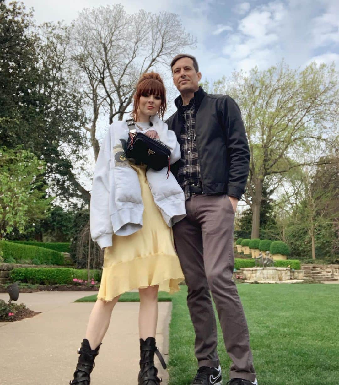 ジェーン・アルドリッジのインスタグラム：「Spring at @thedallasarboretum never ever gets old to me. 💐🌻Here is our corny couple picture from our last pilgrimage. I’ll tell my husband not to stand on the grass next time. Wearing my favorite @commedesgarcons sweatshirt with stuffed appendages, @guidi_community boots and @prada bum bag 💼」