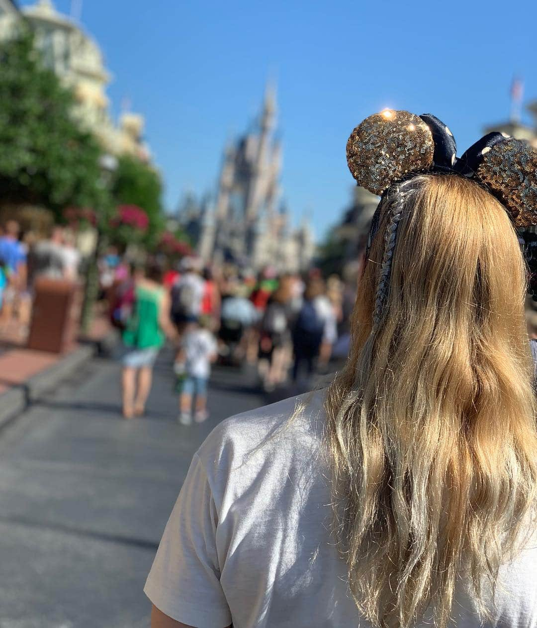 アニー・スラスドーターさんのインスタグラム写真 - (アニー・スラスドーターInstagram)「Who ever told you that you can’t eat healthy in amusement parks?  Scrambled eggs and oatmeal, raisins and almonds!  Long days ... making sure to hit my macros still 👌 @rpstrength」4月12日 9時04分 - anniethorisdottir