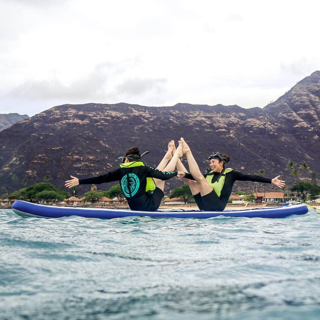 And Youさんのインスタグラム写真 - (And YouInstagram)「SKILLS ⭐️💯👏. . . . #impressive #skill #supboard #hawaiivacation #partneryoga」4月12日 9時18分 - dolphinsandyou
