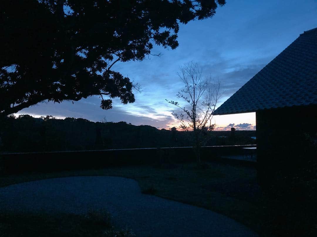 黒沢祐子さんのインスタグラム写真 - (黒沢祐子Instagram)「・ ・ 何処にいても夜明けを見るのがすき 自分にとっての充電は夜明けだとおもう  この自然のグラデーションには叶わない いつもパワーをいただける  ありがとうございます ・ ・ #life #夜明け #sunrise #🙏🏻」4月12日 9時33分 - yukowedding