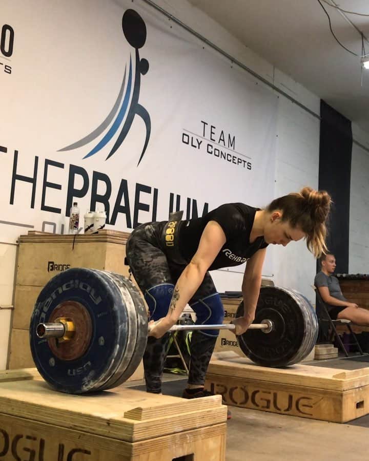 マッティ・ロジャーズのインスタグラム：「These blocks are closer to the floor so OBVIOUSLY I am pumped!! Tired me VS. 10 c+j singles. Glad they’re singles, but ready for the volume to continue to decrease as we get heavier & closer to Pan Ams! Excited for a nice lil baby deload day tomorrow and a heavier Saturday! @roguefitness @rehband @2poodperformance @xendurance」