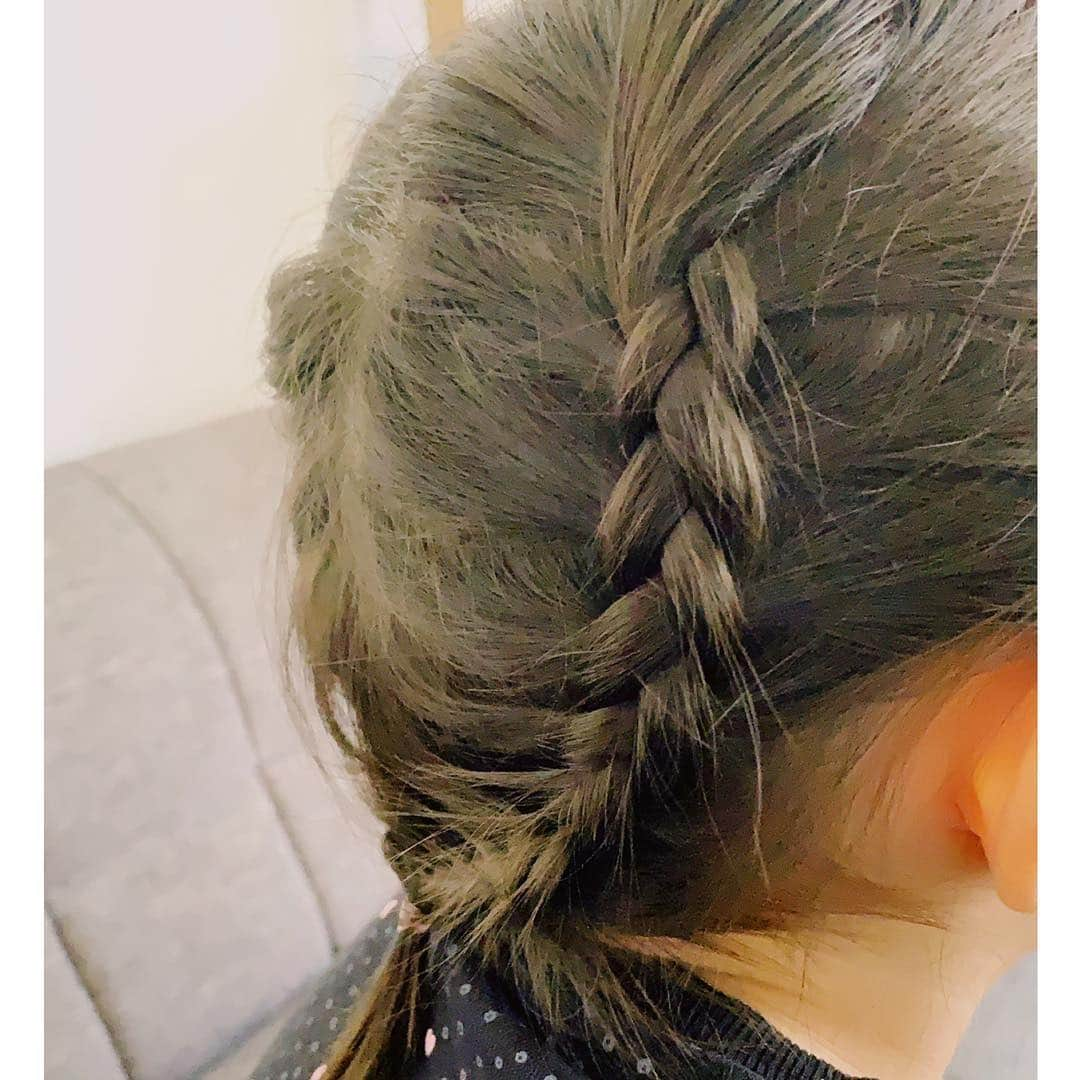 EMIさんのインスタグラム写真 - (EMIInstagram)「☆ 今日と昨日 アレンジの勉強しなきゃ😂 #ヘアアレンジ」4月12日 9時41分 - emi_idea