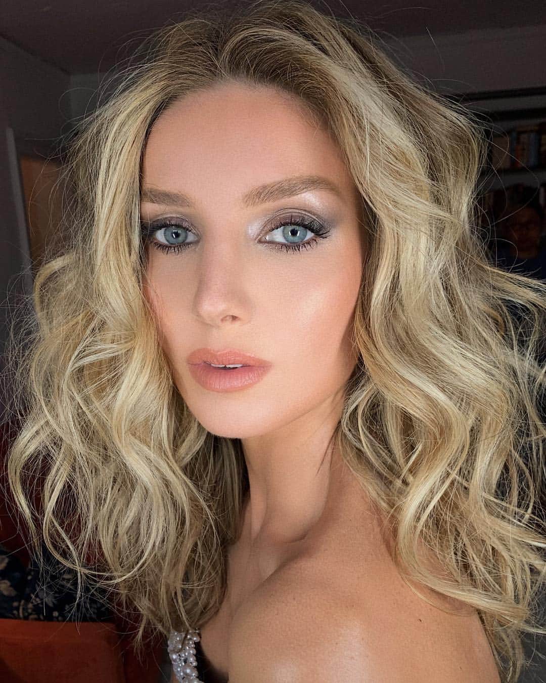 Hung Vanngoさんのインスタグラム写真 - (Hung VanngoInstagram)「Beauteous @annabellewallis from tonight in NYC 🧡. Styled by @samanthamcmillen_stylist 💇 @rebekahforecast 💄 @hungvanngo」4月12日 9時50分 - hungvanngo