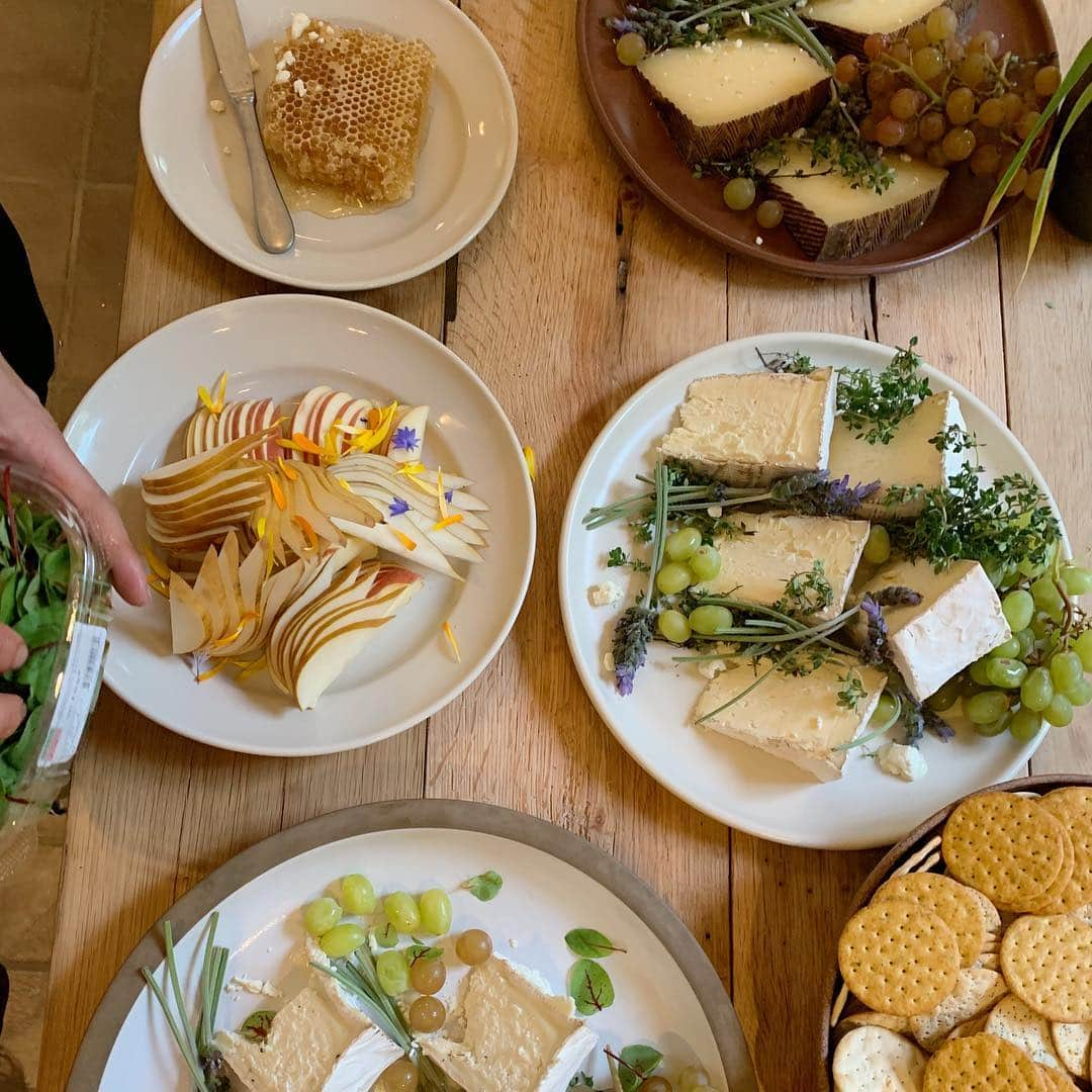 Maddi Braggさんのインスタグラム写真 - (Maddi BraggInstagram)「nothin gets me goin like a good cheese plate, charcuterie & some crudité god damnnnn 🤩」4月12日 9時50分 - maddibragg