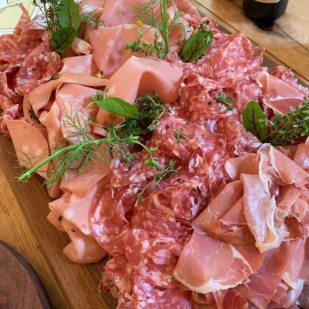 Maddi Braggさんのインスタグラム写真 - (Maddi BraggInstagram)「nothin gets me goin like a good cheese plate, charcuterie & some crudité god damnnnn 🤩」4月12日 9時50分 - maddibragg