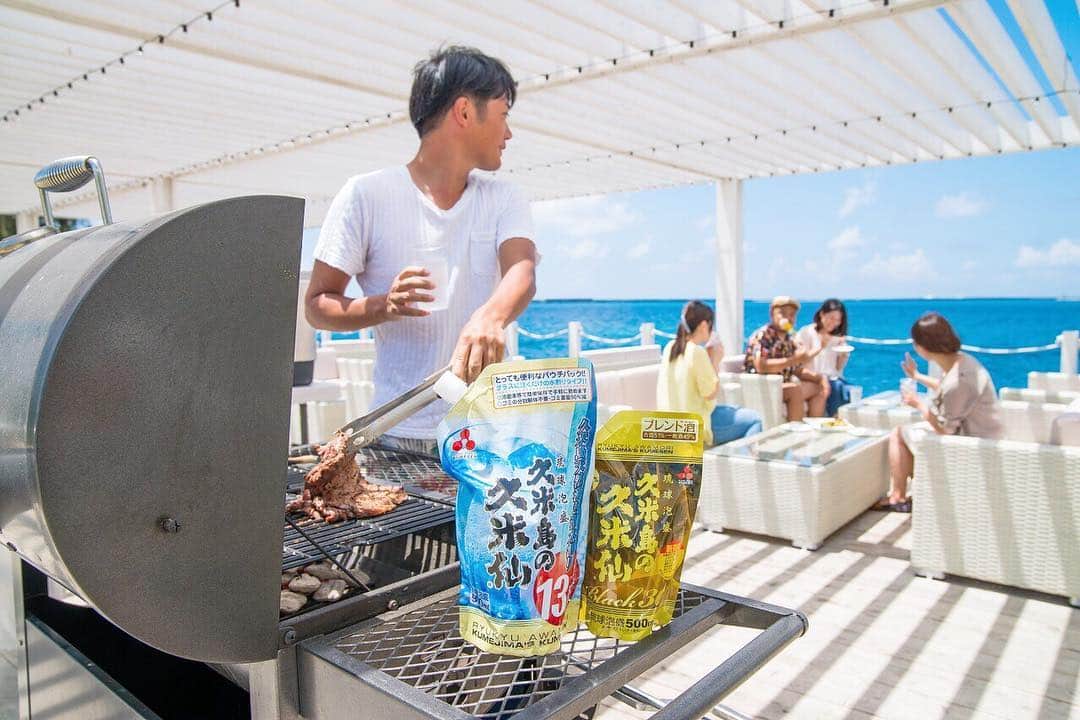 現地発信の旅行サイト「たびらい」のインスタグラム：「【沖縄】 2月から開催しておりました、㈱久米島の久米仙とのタイアップ企画「#私の久米島の久米仙 ハッシュタグキャンペーン」へご参加いただいた皆様、ありがとうございました！  当選された皆様には@tabiraiよりDMをお送りしておりますので、届いた方はご返信をお願いいたします♪  また、久米島の久米仙のおいしい飲み方をご覧になりたい方は、「たびらい 久米島の久米仙」で検索、もしくは久米島の久米仙公式サイトにて公開中。ぜひ一度ご覧ください！ : Instagramのハッシュタグ「#私の久米島の久米仙 」で、みんなの飲み方もチェックしてみてくださいね♪ : #tabirai #たびらい #たびらい沖縄 #ローカル旅行 #旅行好き #旅行好きな人と繋がりたい #旅行 #travelgram #沖縄県 #travel #お酒 #泡盛 #ビーチパーティ #久米島の久米仙 #私の久米島の久米仙」