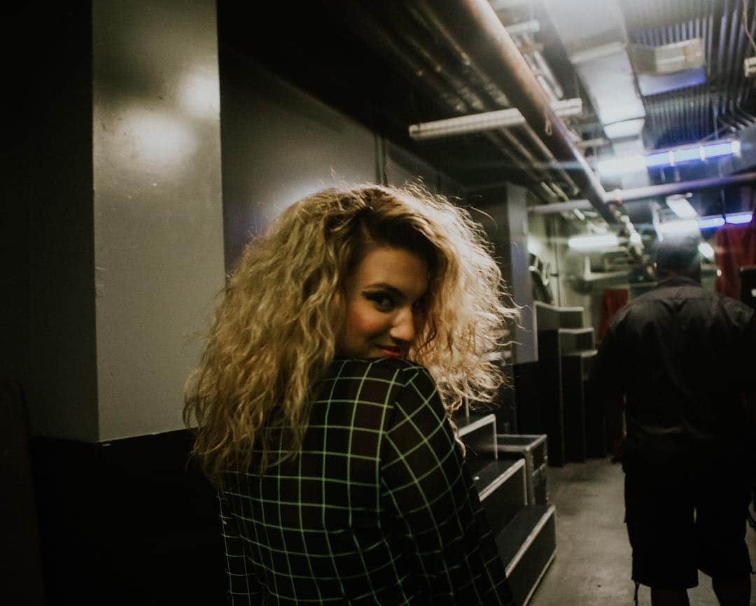 トーライ・ケリーのインスタグラム：「THANK YOU ORLANDO!!! only 1 more show left..😭 #AcousticSessions has been absolutely incredible✨ new orleans, see you soon!!!」