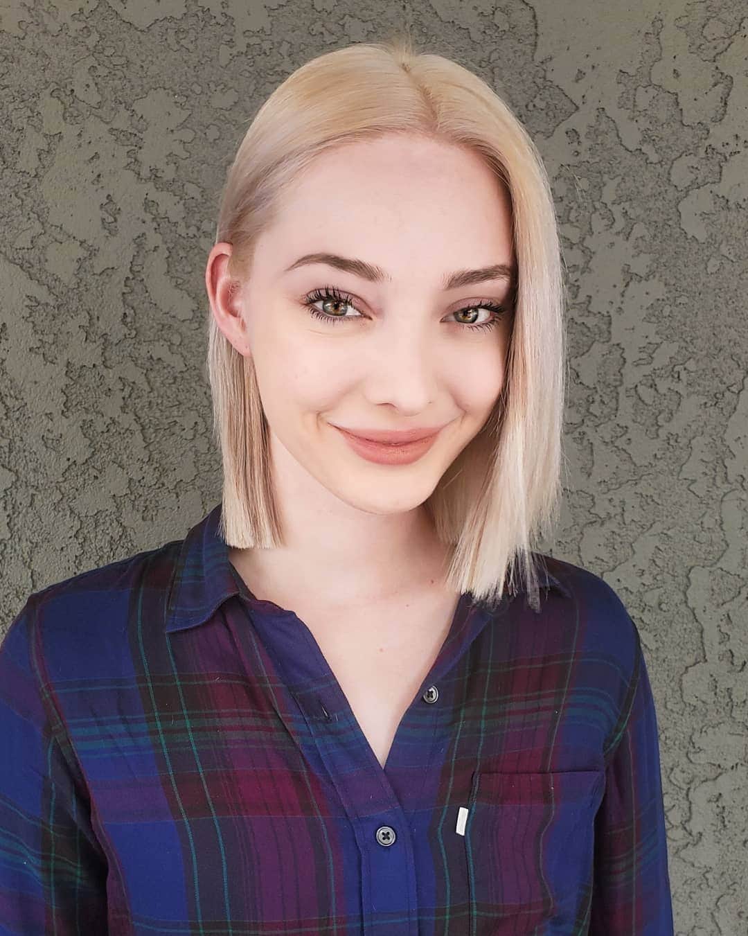 エマ・デュモンのインスタグラム：「Hair did bishes! Thank you @daphnedoesmyhair for the color and @paulnortonhair for the cut! Ooooh she is feeling her Elsa realness today! 💙💙💙」