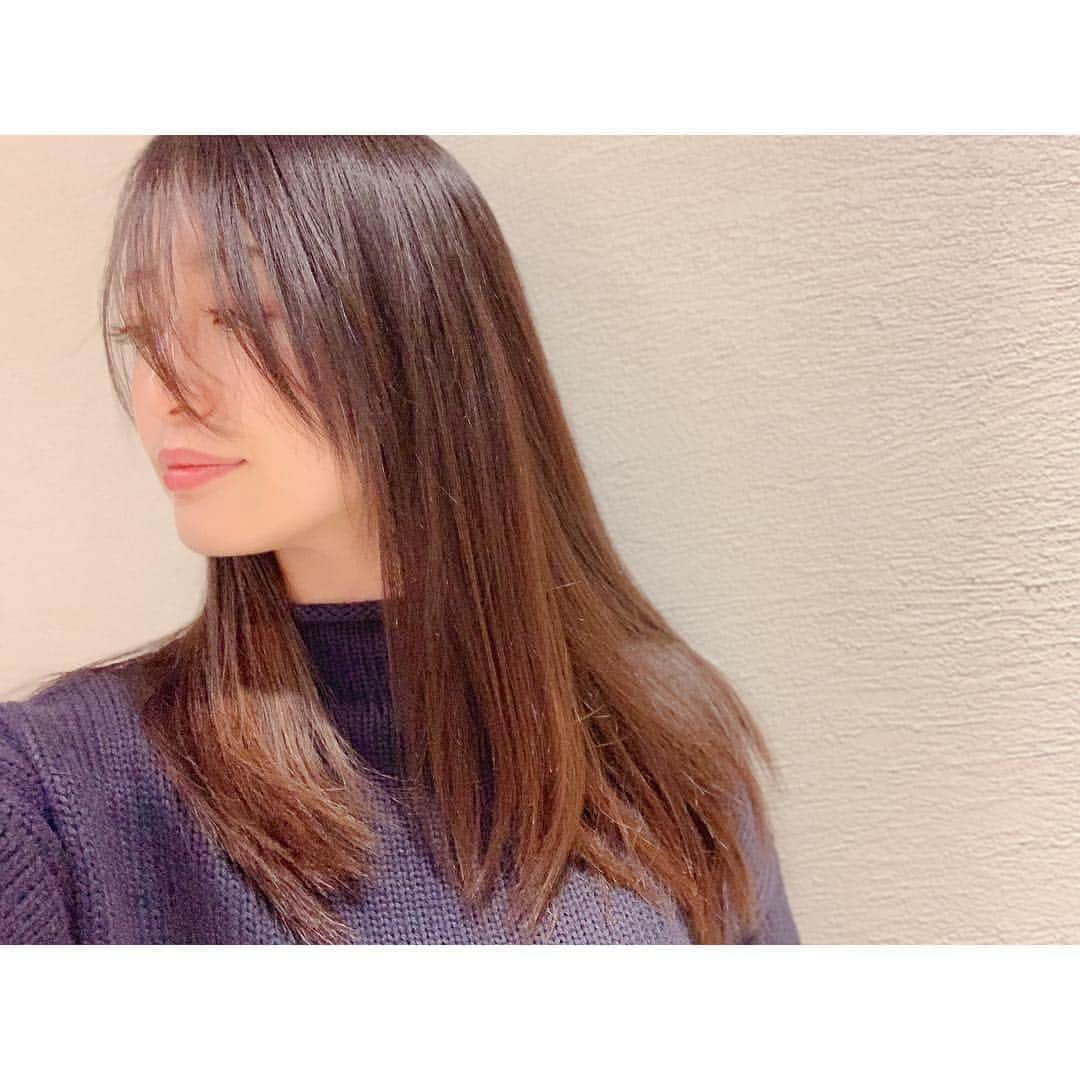 上野なつひさんのインスタグラム写真 - (上野なつひInstagram)「ヘアメンテ✨ 前髪切るか悩んでたら「切っちゃダメ！ない方がいい！色気が無くなる！！！」と全力で止めてくれた友達。 なのでビミョーに長めの前髪にしてみましたꉂ☻ᵎᵎᵎ  #afloat  #荒井さんいつもありがとう #染めてません #ツヤツヤツルツル #ロングヘアー」4月12日 10時16分 - natsuhi