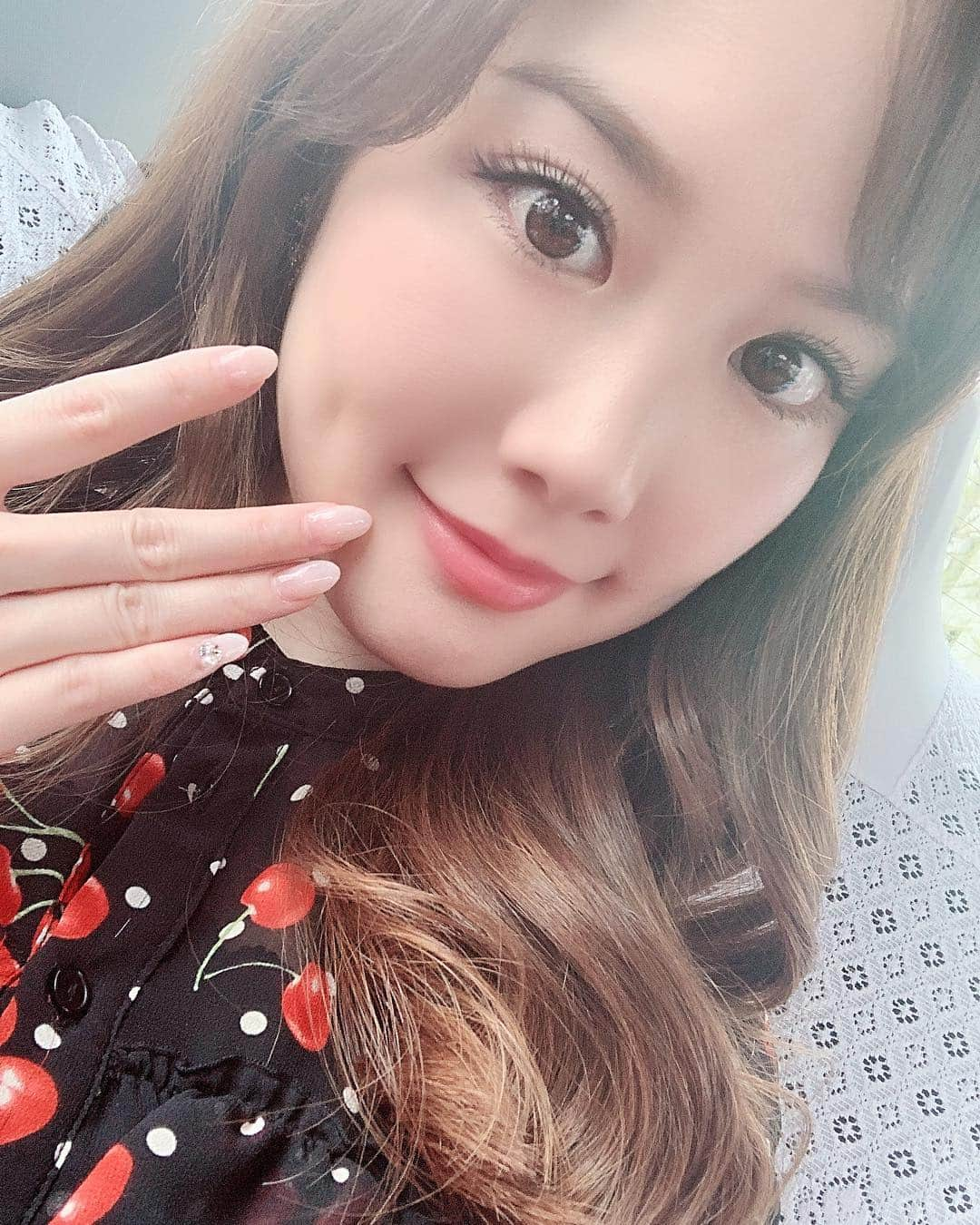 メロディー・モリタさんのインスタグラム写真 - (メロディー・モリタInstagram)「Got my nails done the other day by Mitsue-san who I met through my @CNN shoot!😊💅❤️ Since I’m doing a lot of MC work this month, I kept the look simple yet elegant with a gradient light pink gel nail with a touch of rhinestones and pearls! We went to a teppanyaki place afterwards for dinner and it was the *best* I could ask for😭 先日、CNNの撮影でお世話になったMitsueさんに素敵なネイルをして頂きました！☺️🎀💖 これからのMCの仕事にも大丈夫な様にと、シンプルだけど上品なグラーデーションのラメネイルの上に、パールとストーンを付けて頂きました✨ そして、とっても美味しい＆お洒落な鉄板焼きディナーへ！ほっぺたが落ちる様な日本の霜降り肉にお腹も心も満たされ、本当に幸せな時間でした😍  #MelodeeinJapan #Japanesenails #teppanyaki」4月12日 10時11分 - melodeemorita