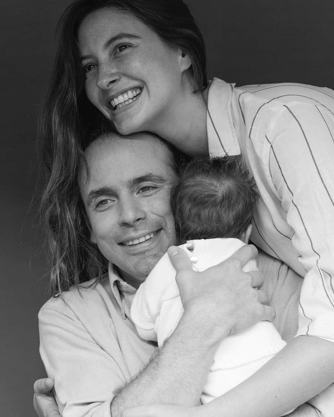 タリアナ・バルガスさんのインスタグラム写真 - (タリアナ・バルガスInstagram)「En esta casa las decisiones se toman en familia. Estoy orgullosa de lo que estás haciendo, me gusta verte guerrearte cada firma, la paciencia y el amor para construir este proyecto, estás logrando una historia que en su momento emocionará a Alicia María! Vocación de servicio antes que poder, ganas de cambiar las cosas, proteger lo que es de todos, así eres tú @alejoeder y ese es el eje de nuestra familia. No existe nada que ame más que ser tu cómplice en esta vida.  #aliciamariaeder  #MiEquipo #ConEderSePuede  Que es lo que más admiras de tu pareja? 🎬 @andresoyuela」4月12日 10時14分 - talianav