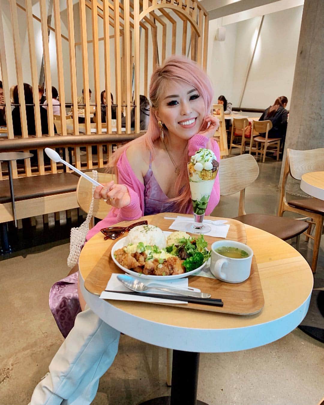 AikA♡ • 愛香 | JP Blogger • ブロガーのインスタグラム：「Caught a cold, stuffy nose and a bit of sore throat but so so so happy I finally got to come to this place 🍵🍡 I am a HUGE parfait girl back in Japan and been longing for a place where I get to eat delish parfait in the US for over 10 years 😍 You have no idea how much I’m thrilled with!! Haha  Swipe left to see my reaction when I was about to dig in that my-face-size green tea parfait 💚😋 シアトルに日本のパフェが食べれるカフェが出来てやっとやっと行けたのー♡ あたしゎお腹ペコさんだったからチキン南蛮頼んで、友達ゎ抹茶のパフェ♫ どっちもめちゃんこ美味しすぎたぁー(♥´꒳`*)(*´꒳`♥) 絶対にメニュー全部制覇しちゃうんだッ⭐︎ ===== #loveclosetnomnomtime #seattlefood #seattlelife #japanesefood #yummymummies #parfait」