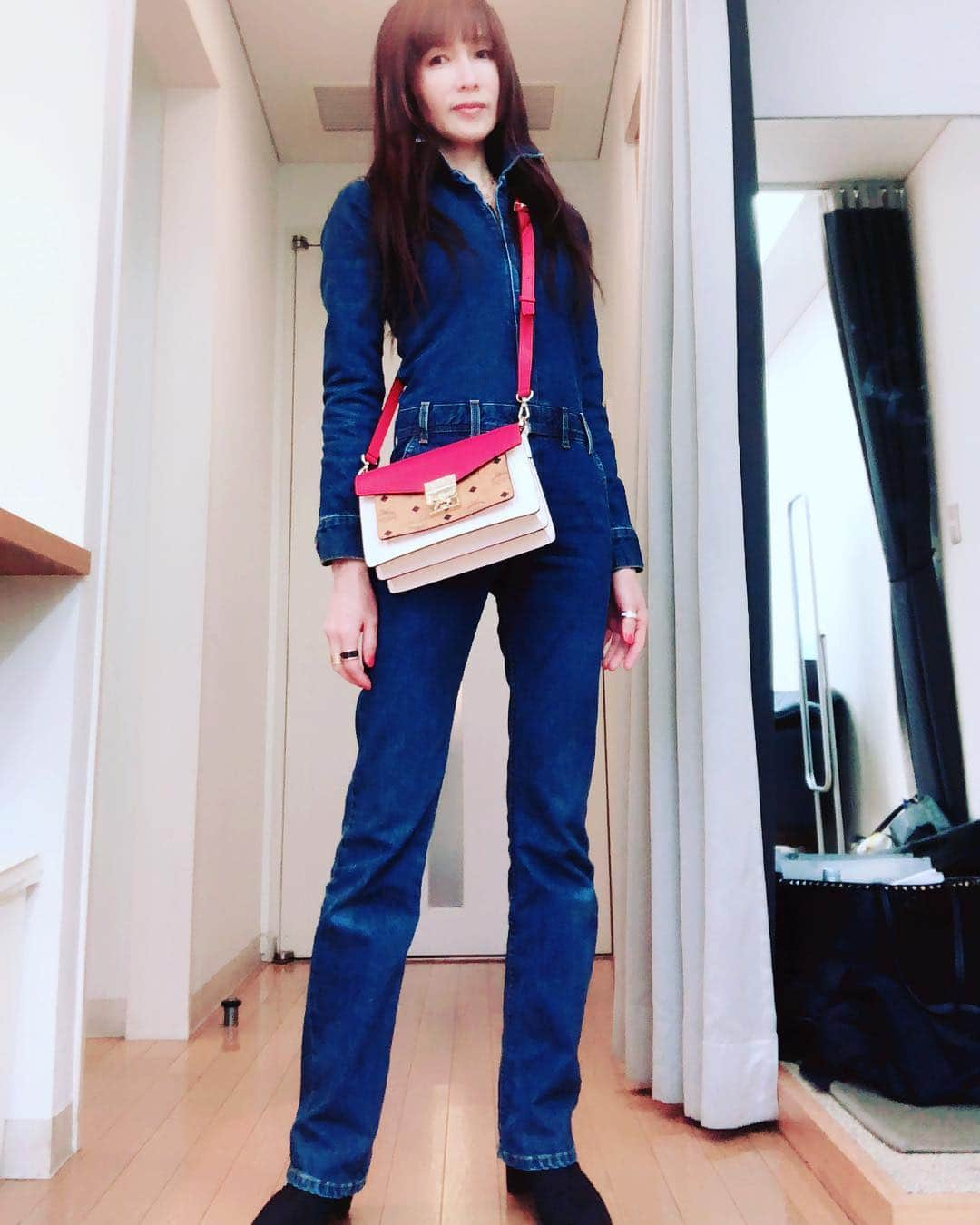 工藤静香さんのインスタグラム写真 - (工藤静香Instagram)「かなり古いこのジャンプスーツ。 着てから伸びたり縮んだりして必死にデニム生地を伸ばして着ました🤣昔はこのジャンプスーツに12cm位のピンヒール合わせていたのになぁ、、🤣 今日はフットワークが良い5cmヒスにしました😊  スタジオにて。」4月12日 10時32分 - kudo_shizuka