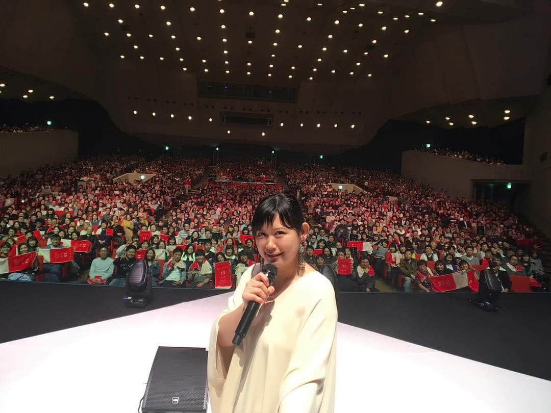 絢香さんのインスタグラム写真 - (絢香Instagram)「ライブ写真🤳 upするの遅くなりがち〜、、ゴメンね🙇‍♀️ 1枚目→大阪1日目 2枚目→大阪2日目 3枚目→名古屋1日目 4枚目→名古屋2日目 5枚目→旭川 6枚目→札幌  ツアーも残すところあと4本！明日明後日は国際フォーラム🎤 全力で歌うよ〜！ 一緒に楽しもうね😊 #30 y/o #tour #あと4本」4月12日 10時33分 - ayaka_official_jp