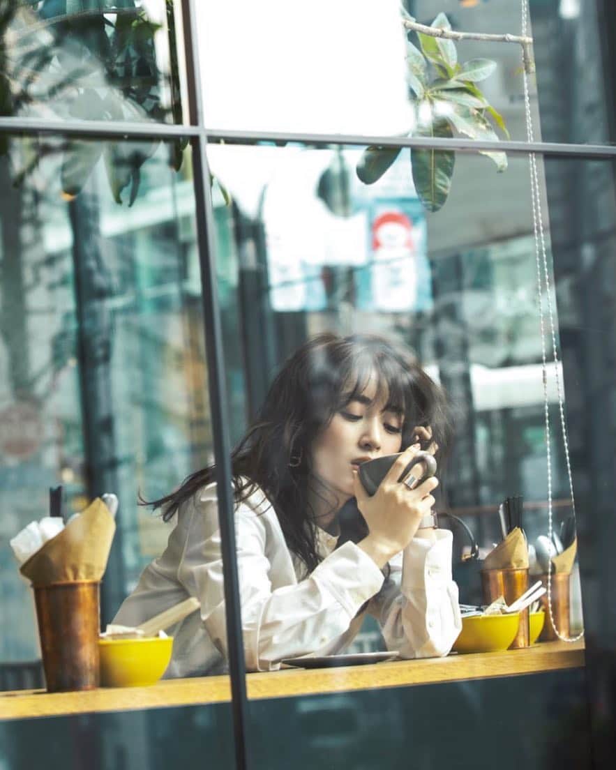 のインスタグラム：「発売中のOggi5月号の大特集『今、足りないのは"ひとさじのモード感"だった！』では、シンプルベーシック派の「かっこいい私」が、好きなテイストそのままに、ほんの少し辛口な要素を加えたら…？をテーマに仕事服を提案❗️ . 清潔感があって、かっこいい。それでいて地味にならない仕事服を考えました。ぜひご覧ください！ #oggi #fashion #泉里香 #モード #通勤 #仕事服 #ootd #fashionmagazine #model #japan #instafashion #instdaily #livefashion #behappy #lovelife #coffeetime #coffeeshop #teatime」