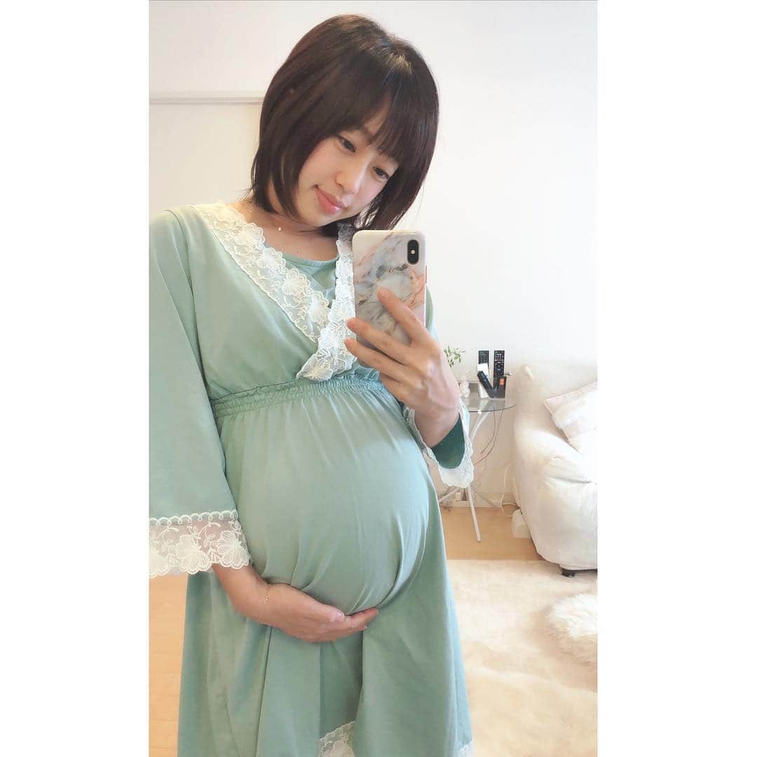 のインスタグラム：「臨月を迎え、 無事退院致しました🏥🌸 . 御心配をお掛けしました😭 励ましのお言葉本当にありがとうございました🙏🏻💕 . . お腹もこんなに大きくなりました🤰🏻 . お腹抱えながらよろよろ歩いていたら、 夫にバスケットボール抱えてるみたいだなと言われました💁🏻‍♂️🏀 . 次は正産期(37週)を目指してまたゆっくり過ごしたいと思います☺️ . . . #妊婦 #ぷんにー #初マタ #マタニティ #初ママ #妊娠 #臨月 #ぷんにーDJ #pregnant #36w #36w2d #🤰🏻」